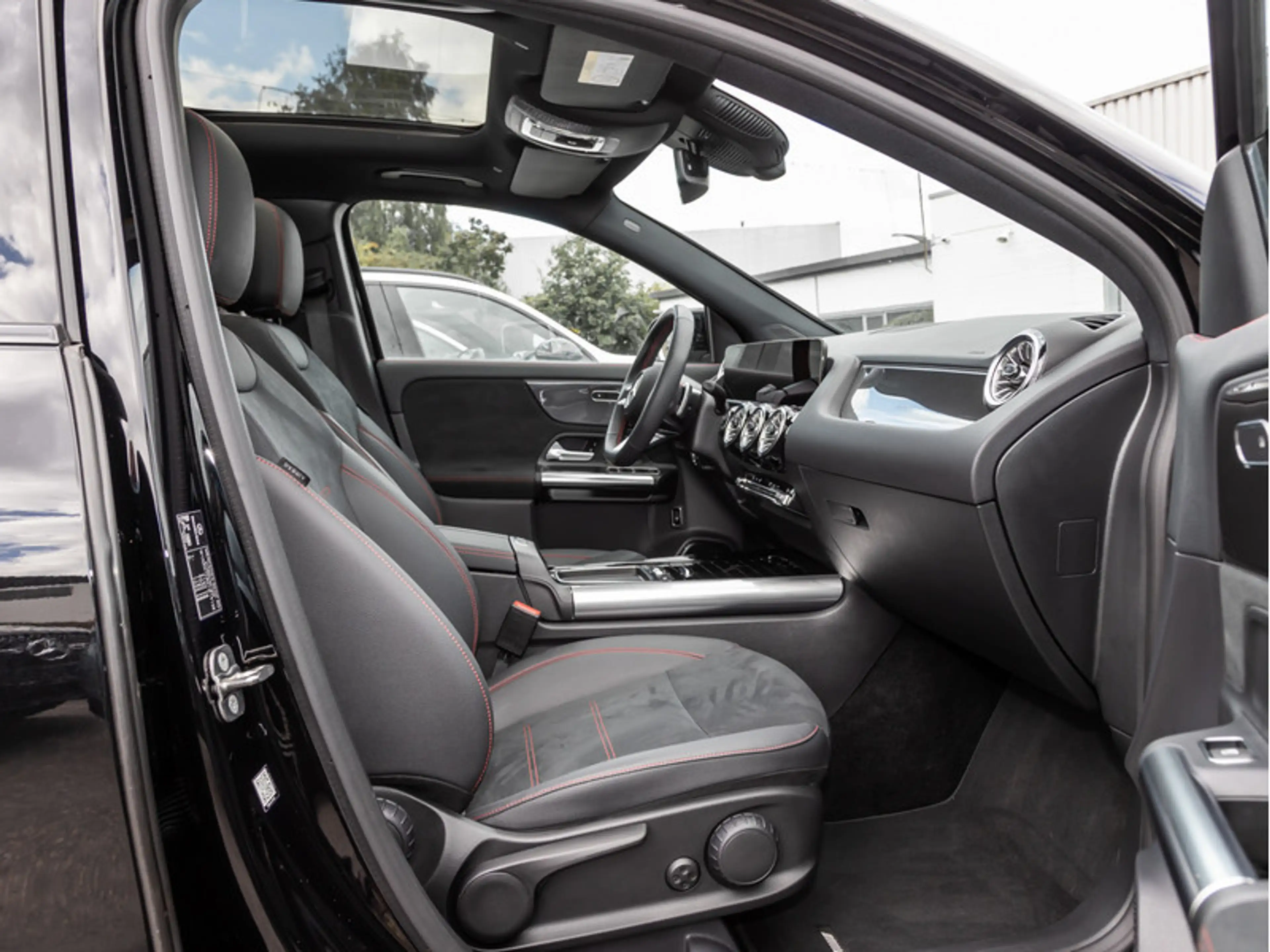 Mercedes-Benz GLA 200 d AMG-Sport/MLB/360/Pano/AHK/Night/Totw — photo 9