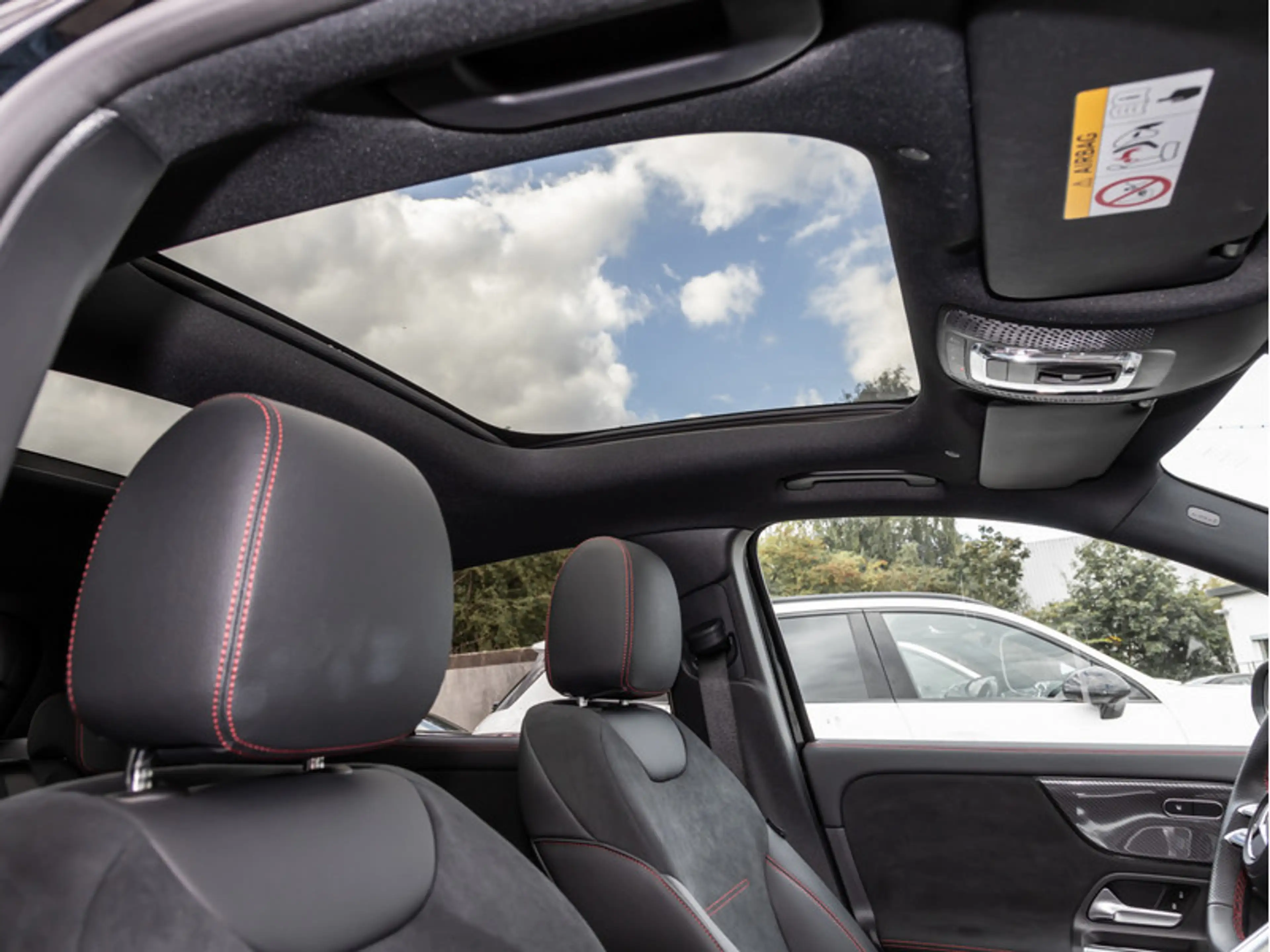 Mercedes-Benz GLA 200 d AMG-Sport/MLB/360/Pano/AHK/Night/Totw — photo 11
