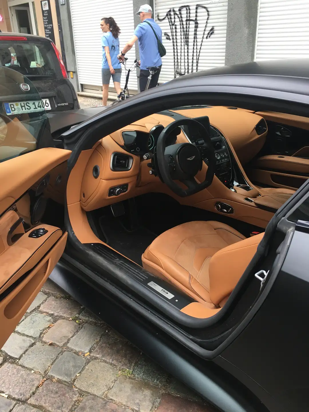 애스턴마틴 DBS Coupe 2023 검정 사진 8