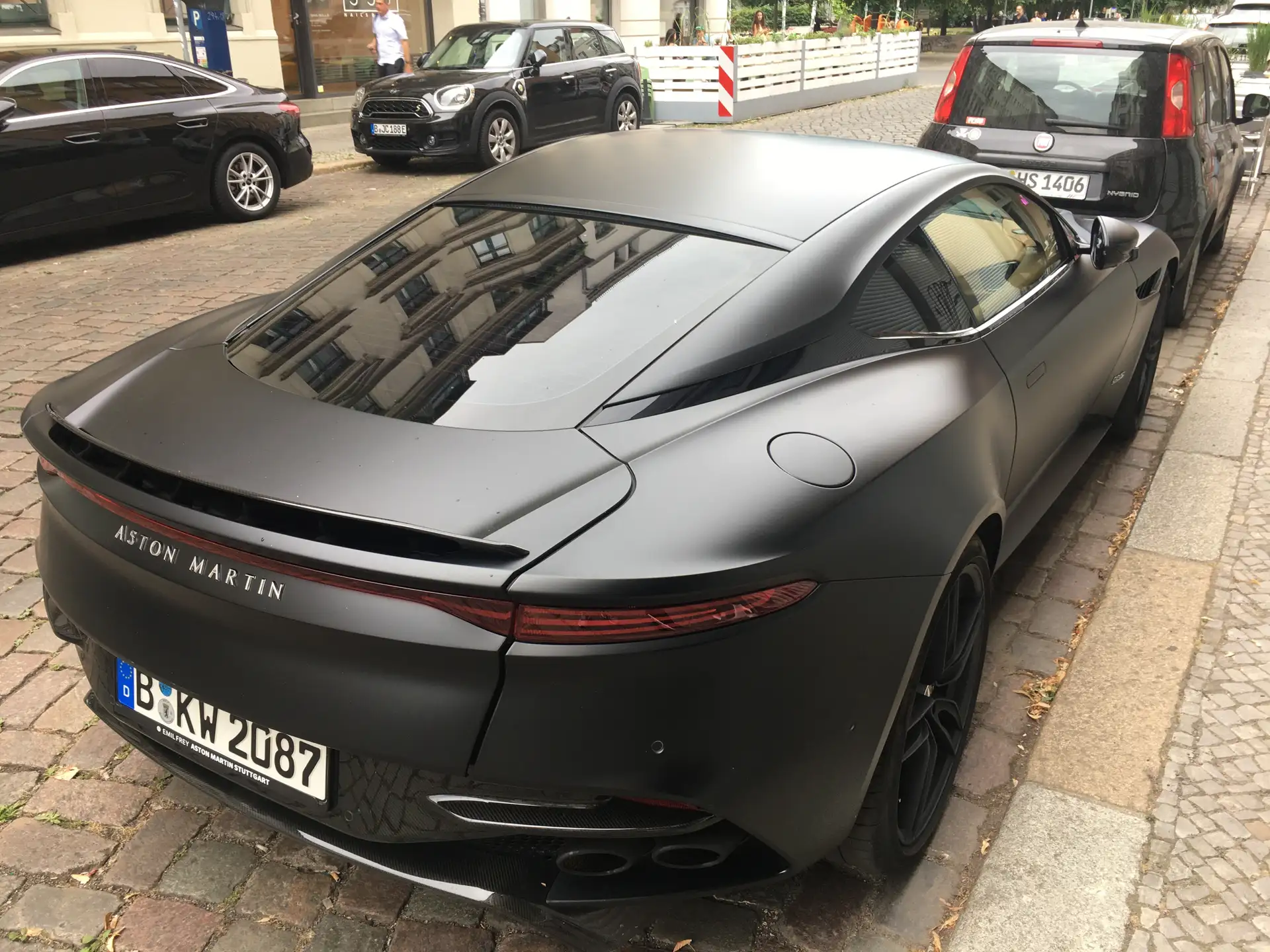 애스턴마틴 DBS Coupe 2023 검정 사진 2