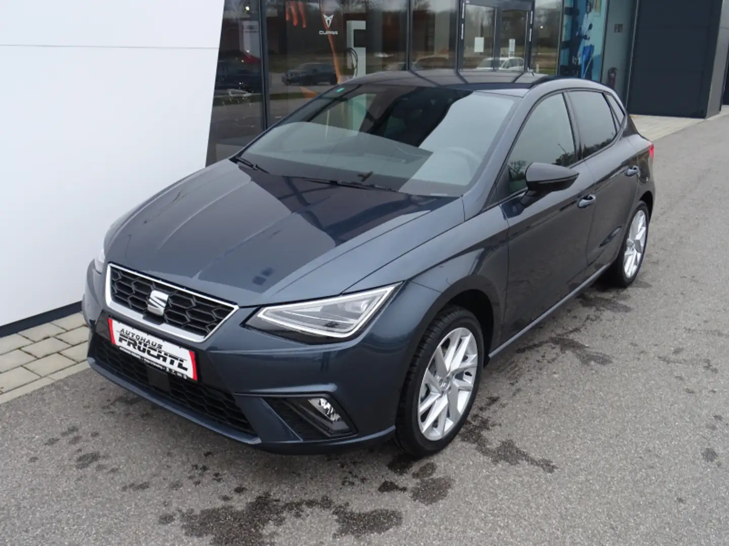 SEAT Ibiza Ibiza 1.0 TSI FR 115PS Navi Voll-LED VirtualCockpi Grau - 2