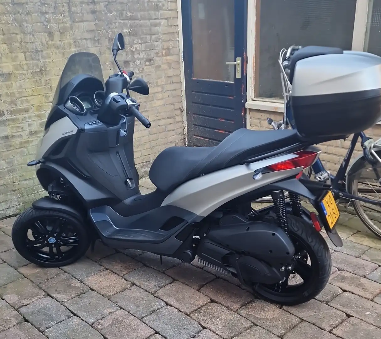 Piaggio MP3 300 hpe 300 sport Šedá - 2