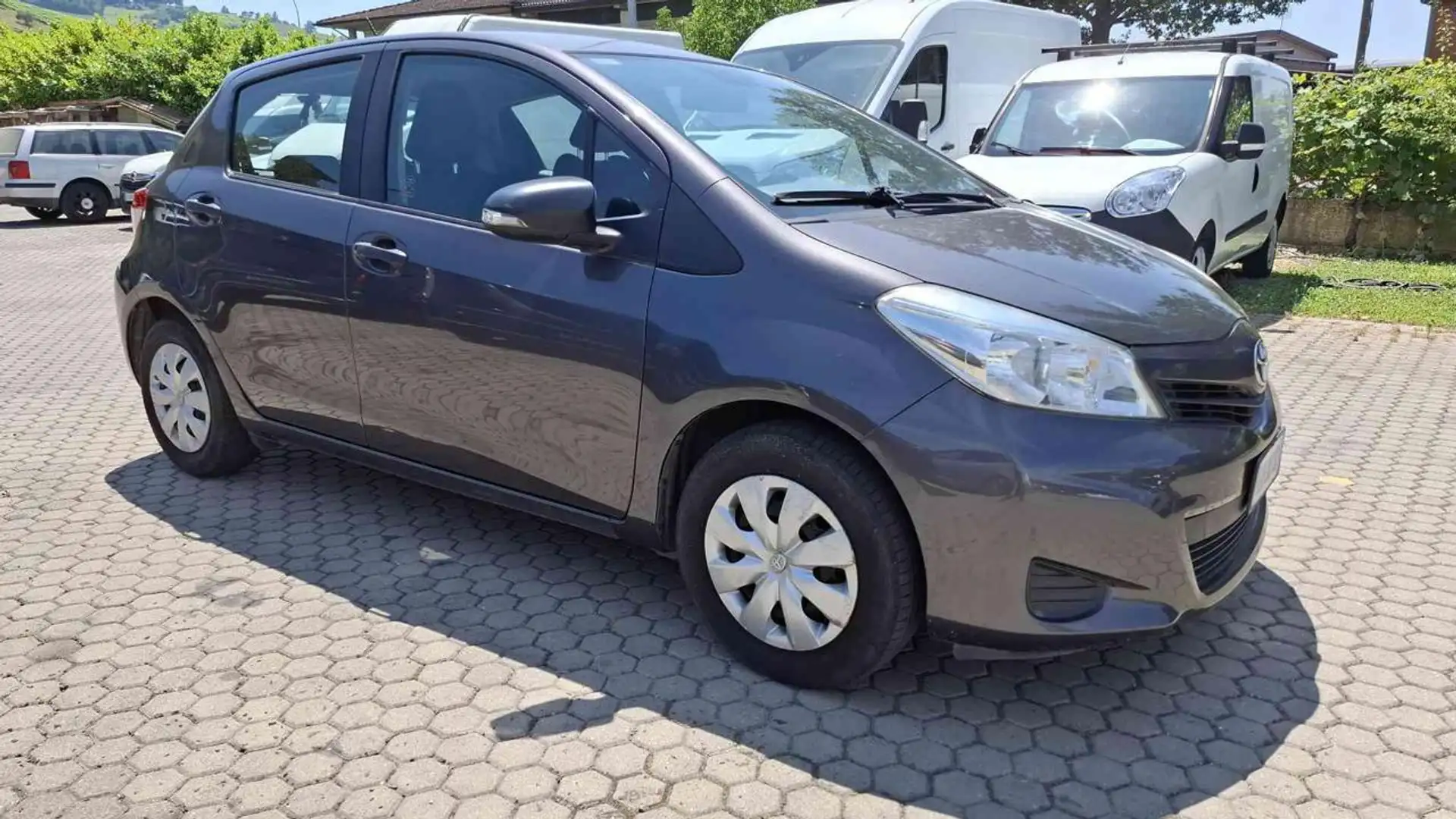 Toyota Yaris 1.0 5 porte UNICO PROPRIETARIO Grigio - 2