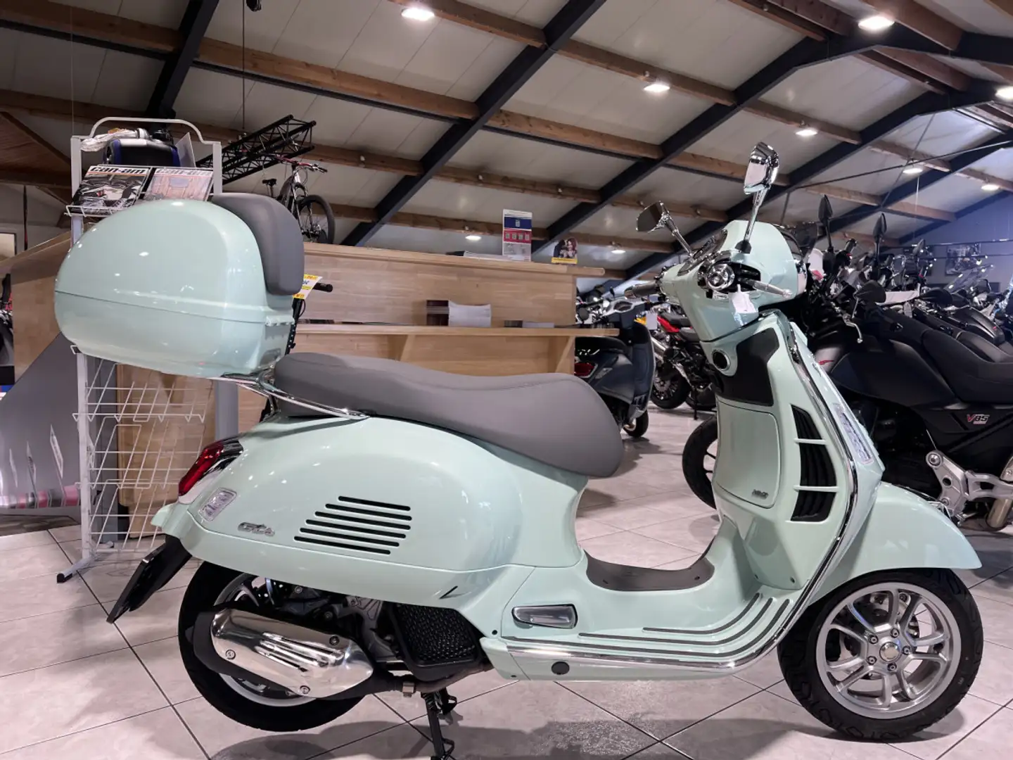 Vespa GTS 125 Classica Groen - 1