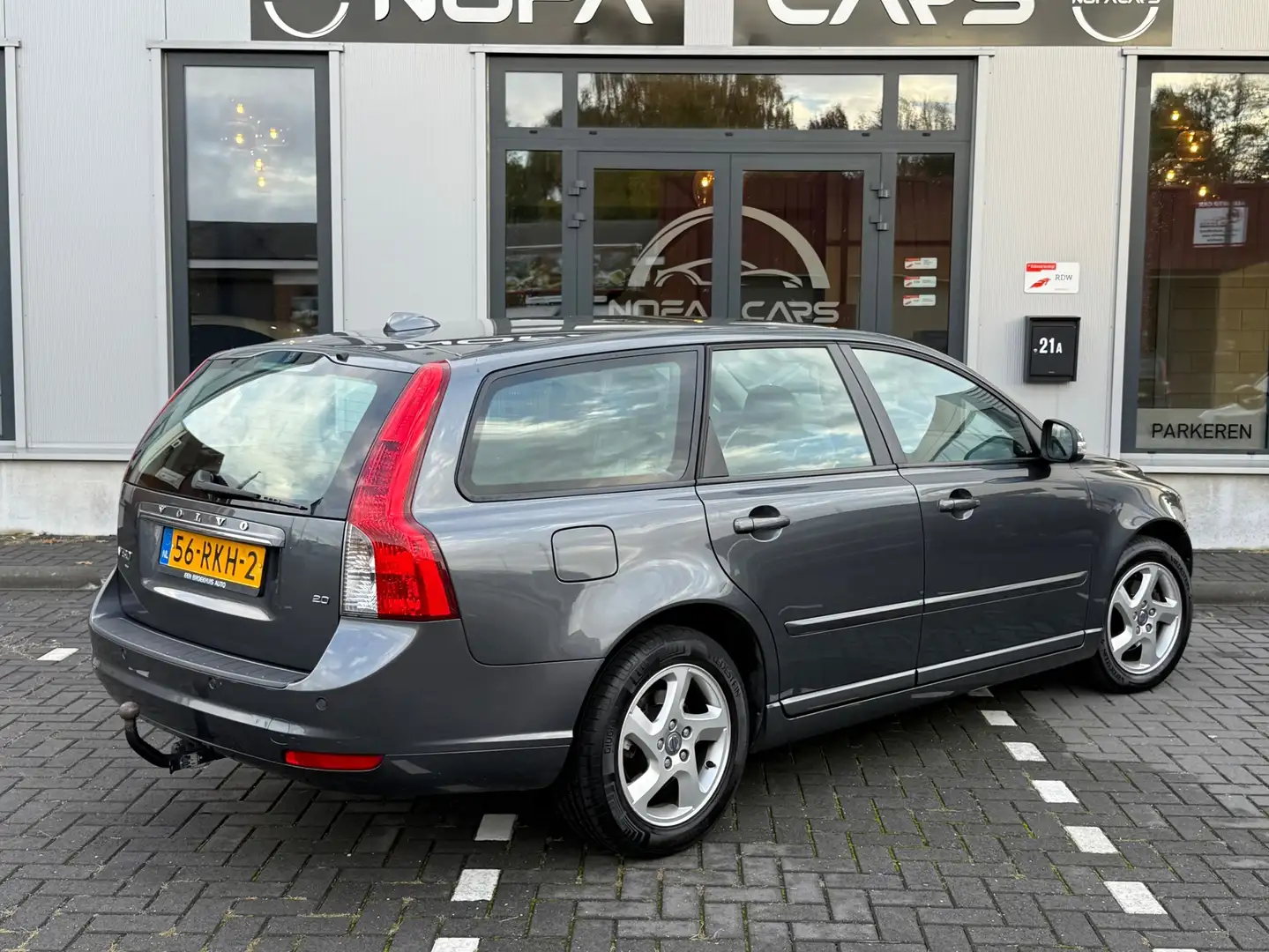 Volvo V50 2.0 Business Pro Edition|Leer|Nap|Trekhaak|Navi Grijs - 2
