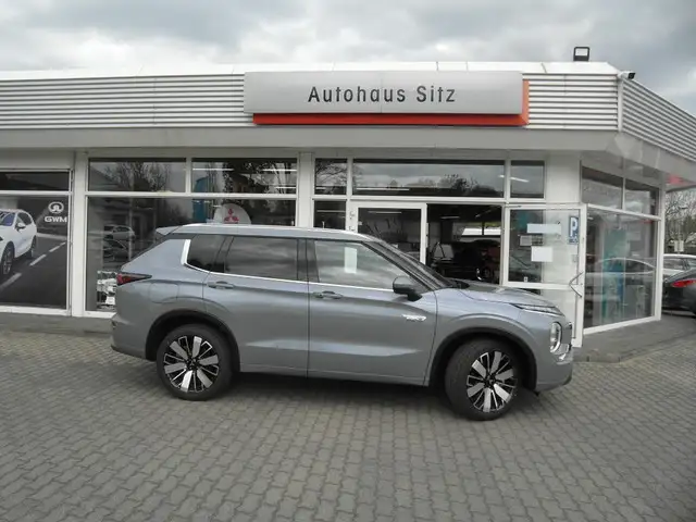 Mitsubishi Plug-in Hybrid Outlander Intro