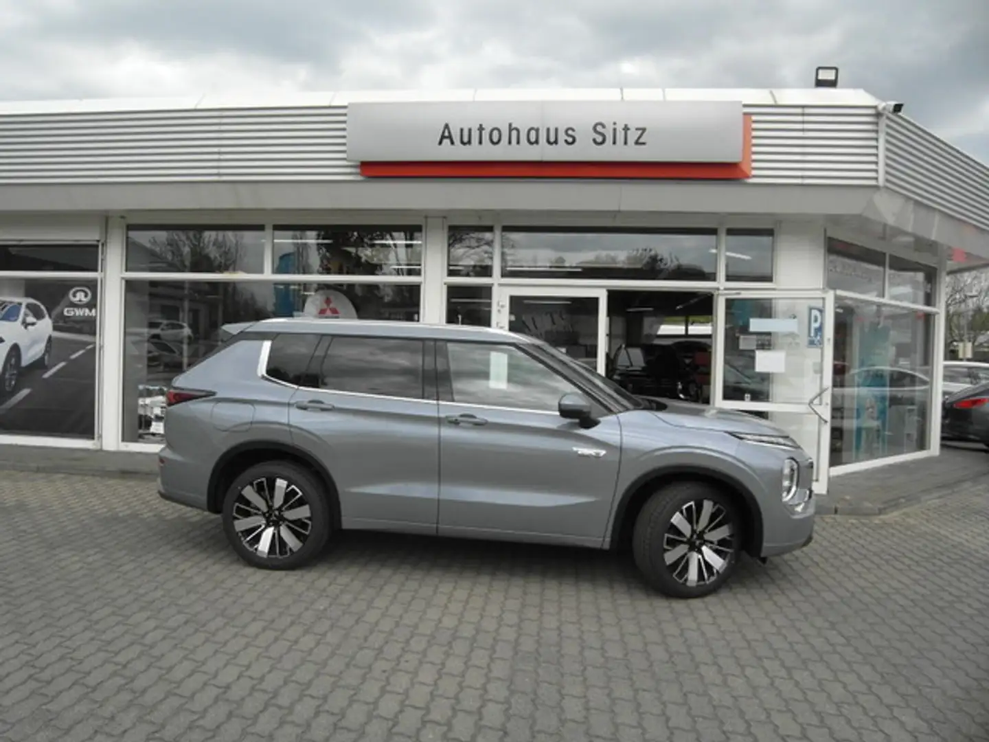 Mitsubishi Plug-in Hybrid Outlander Intro Grau - 1