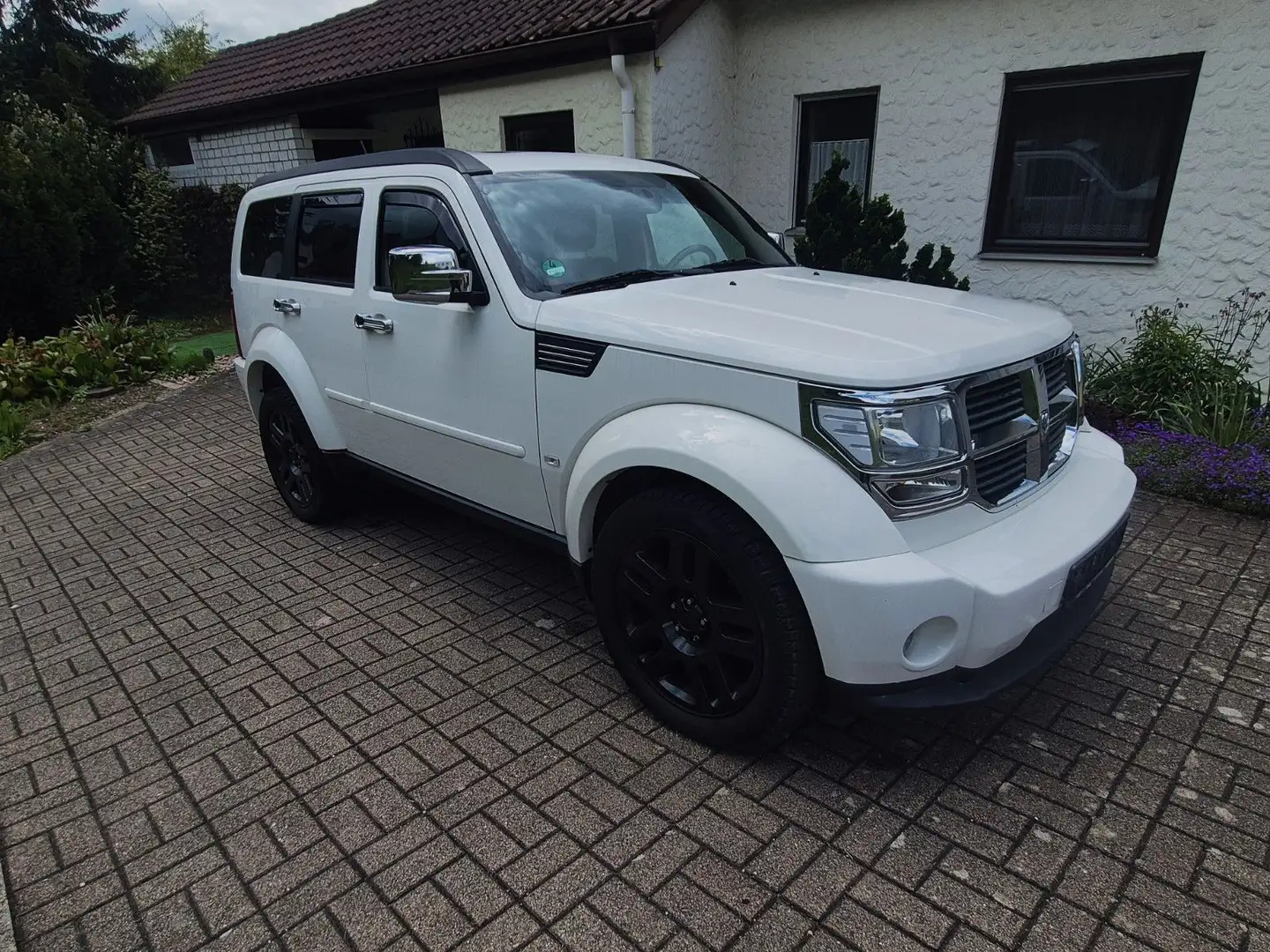 Dodge Nitro SXT Weiß - 1