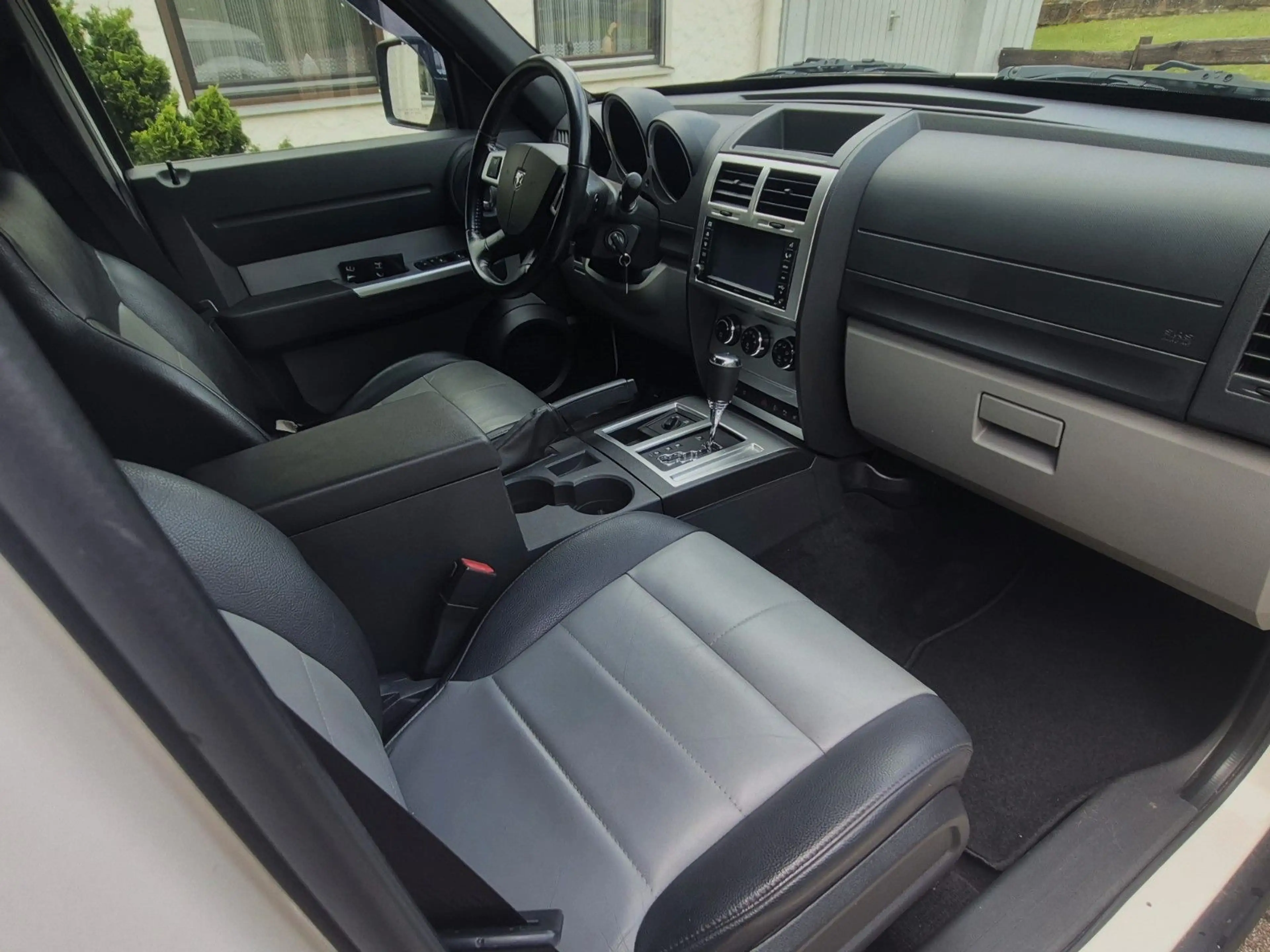 Dodge Nitro SXT — photo 5