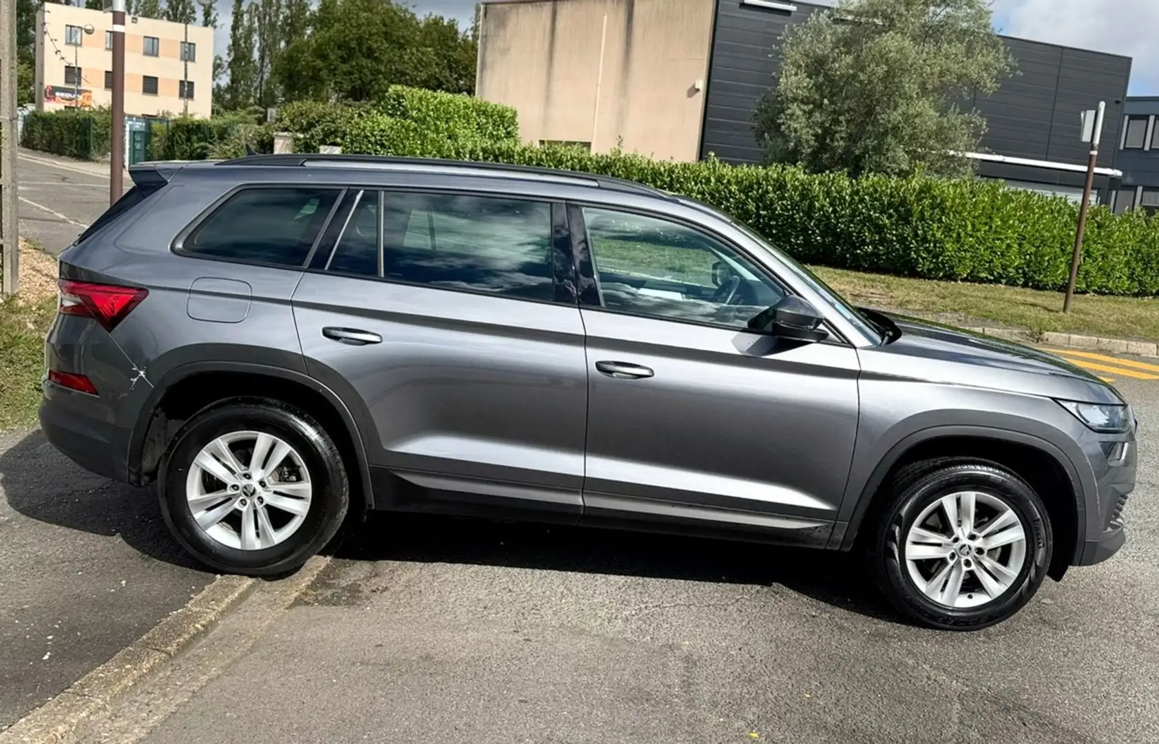 Skoda Kodiaq Business 1.5 TSI 150CV DSG7 21659HT TBEG ENTRETIEN COMPLET ET A JOUR GARANTIE 12M Gris - 2