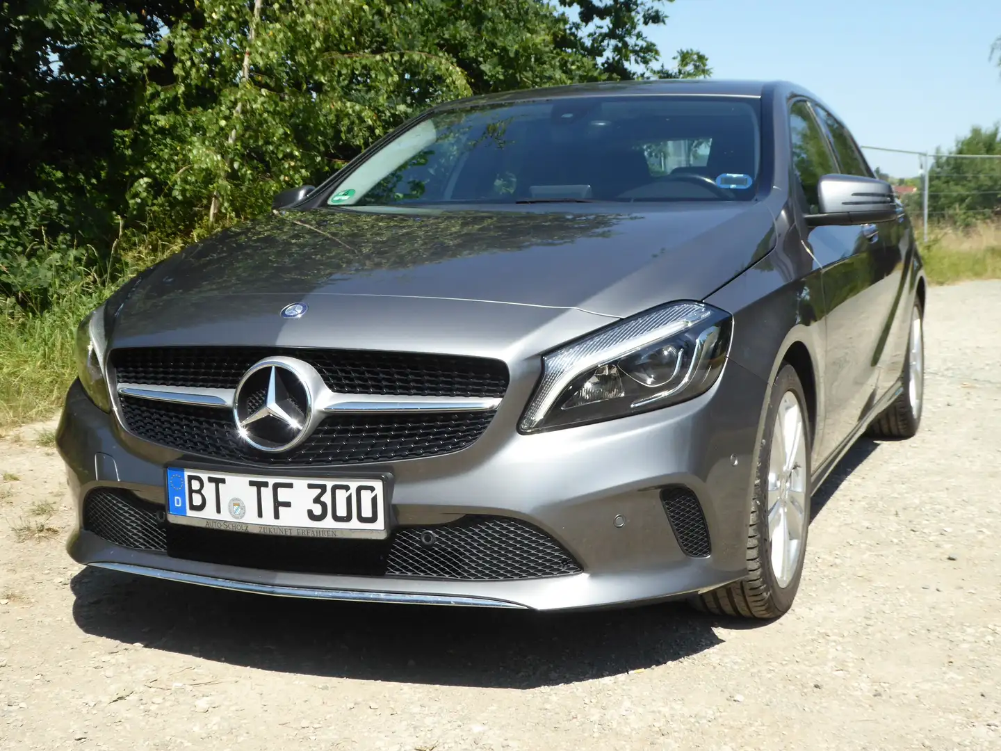 Mercedes-Benz A 200 A-Klasse Urban, AHK, 8-fach bereift auf Alu, met. Grey - 2