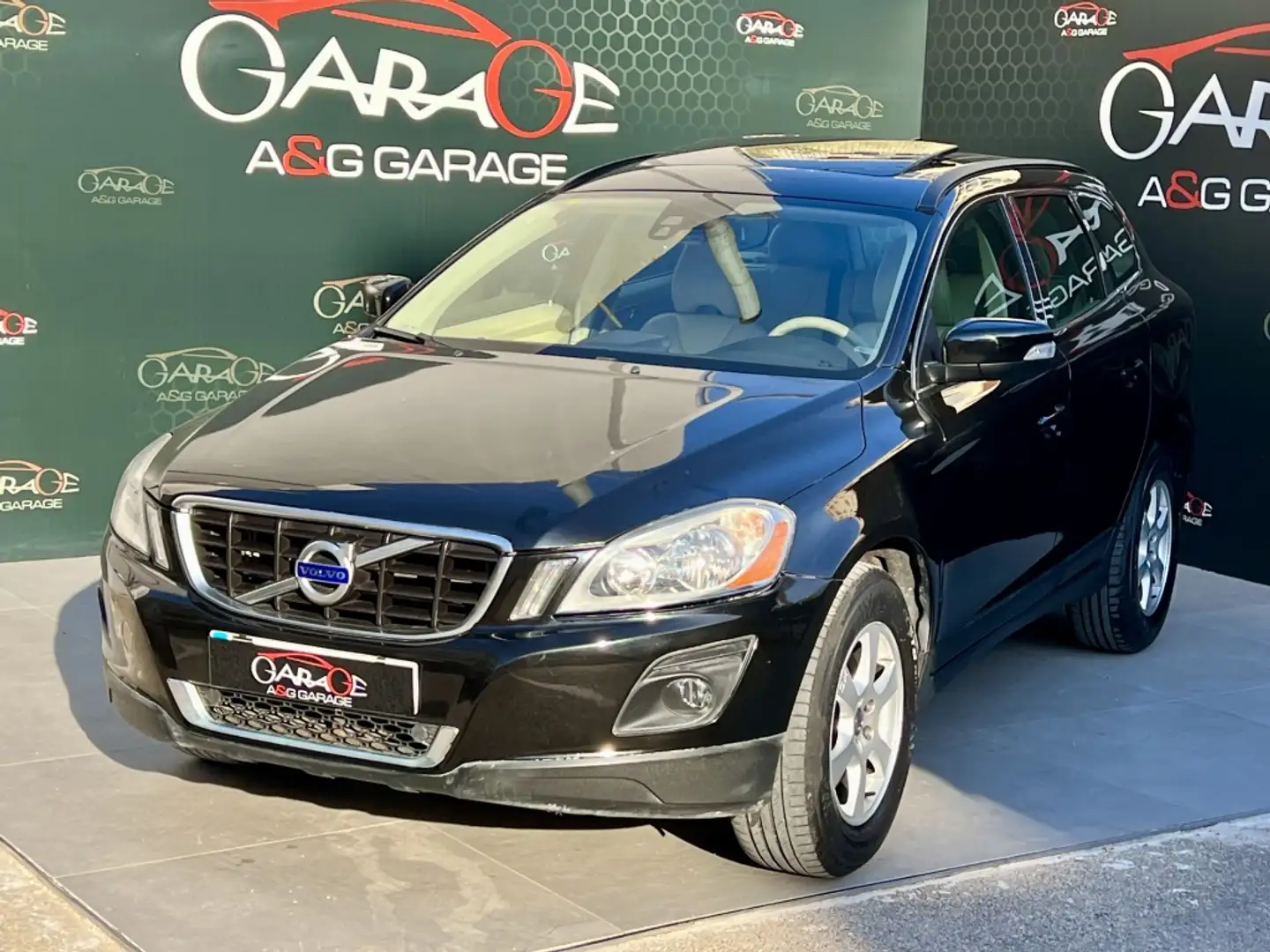 Volvo XC60 2.4D Momentum Negro - 1