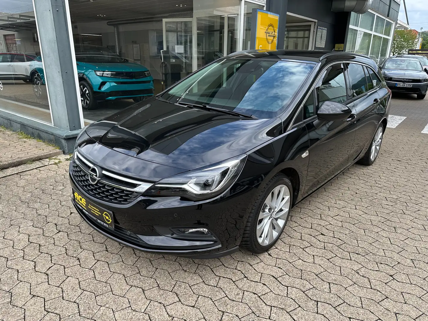 Opel Astra Sports Tourer 1,6 Turbo Ultimate Automatik*Navi* Noir - 1