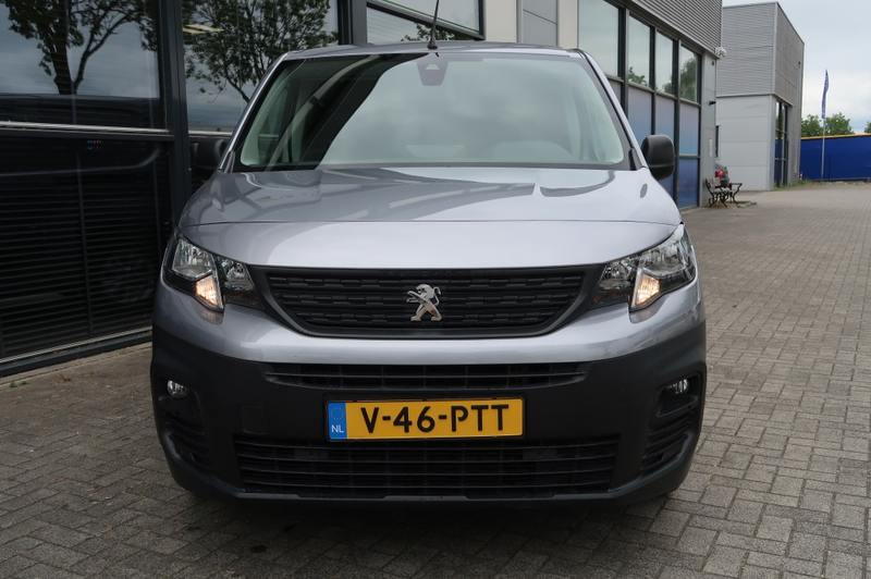 Peugeot Partner 1.2 P.T. Premium Lange uitvoering met benzinemotor — photo 2