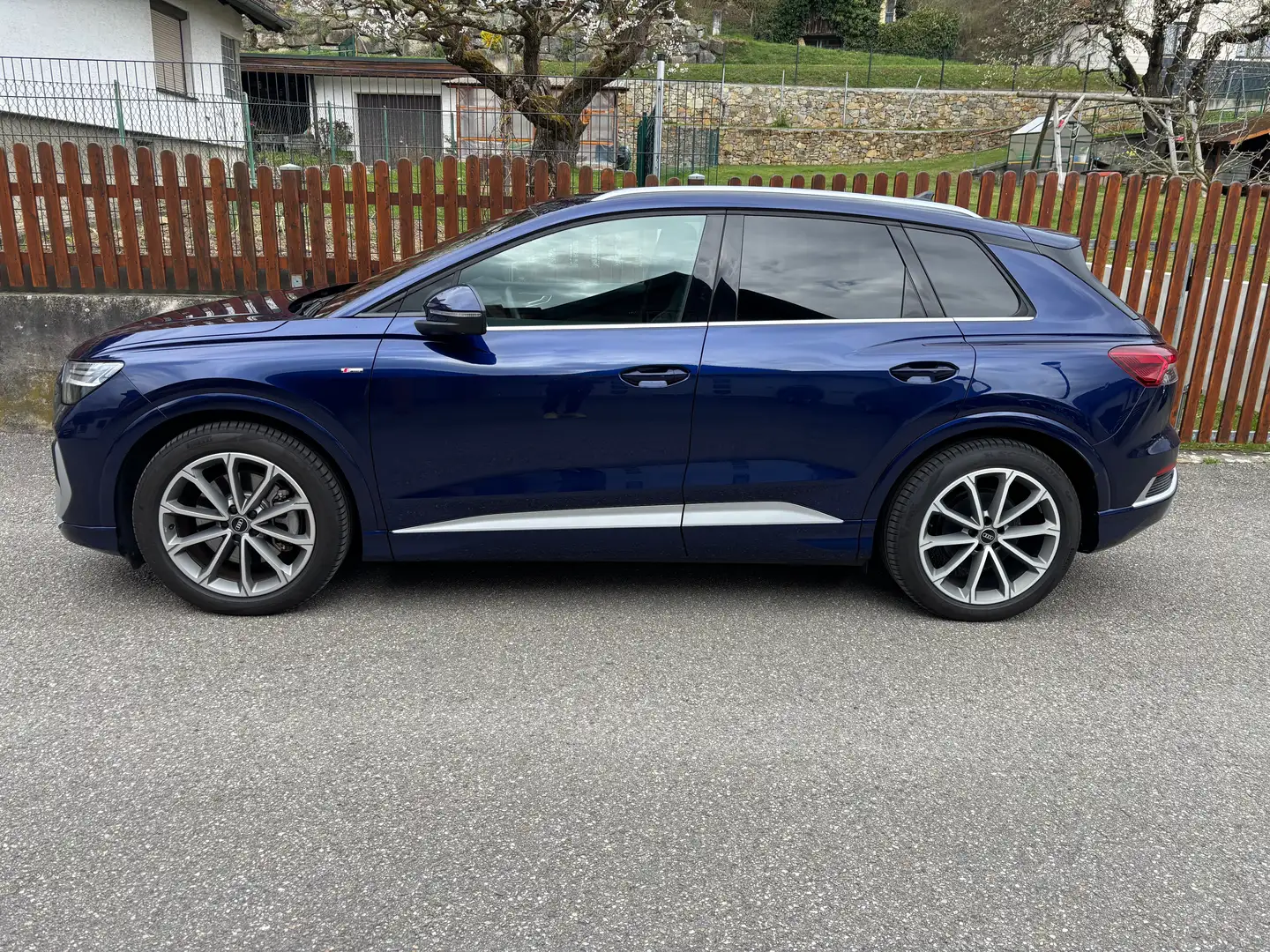 Audi Q4 e-tron 45 quattro*20*S-Line*Sportsitze AHV*LED Matrix Blau - 2