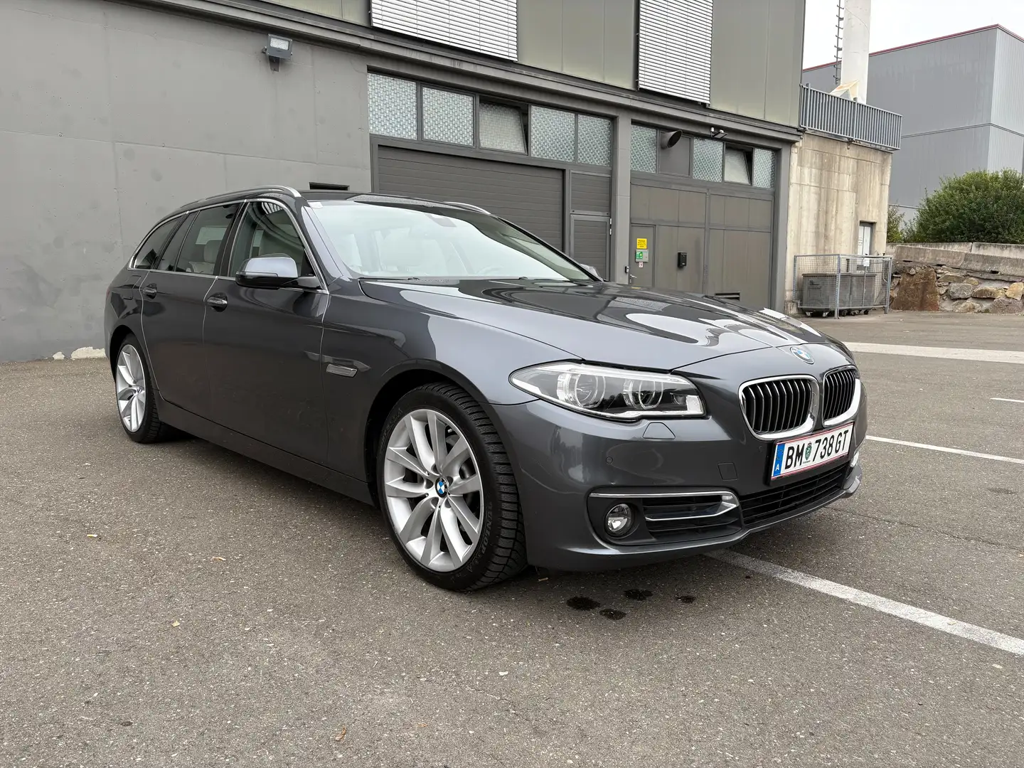 BMW 520 520d xDrive Touring Österr.-Paket Aut. Grau - 2