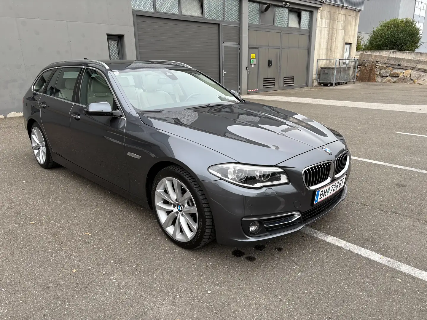 BMW 520 520d xDrive Touring Österr.-Paket Aut. Grau - 1