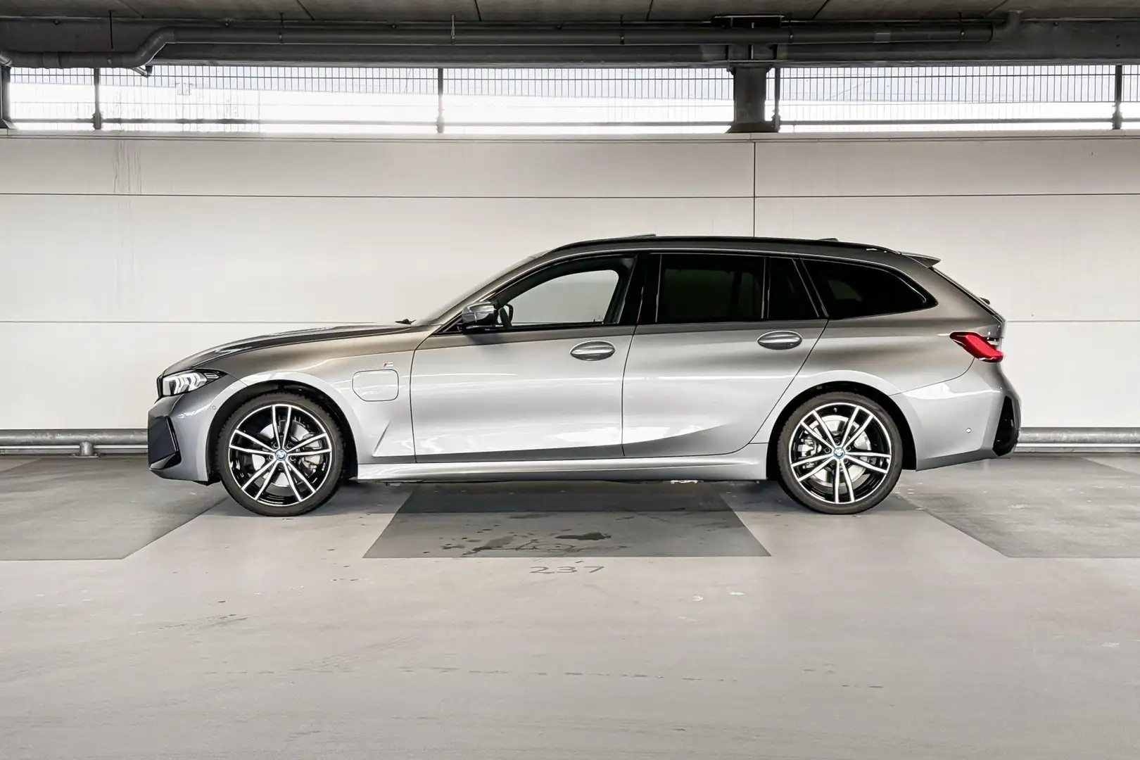 BMW 320 3 Serie Touring 320e | Glazen panoramadak | Elektr Grijs - 2