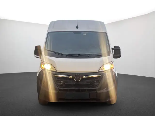 Opel Movano view 3