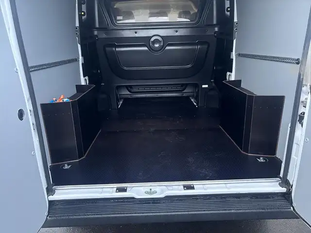 Opel Movano view 8