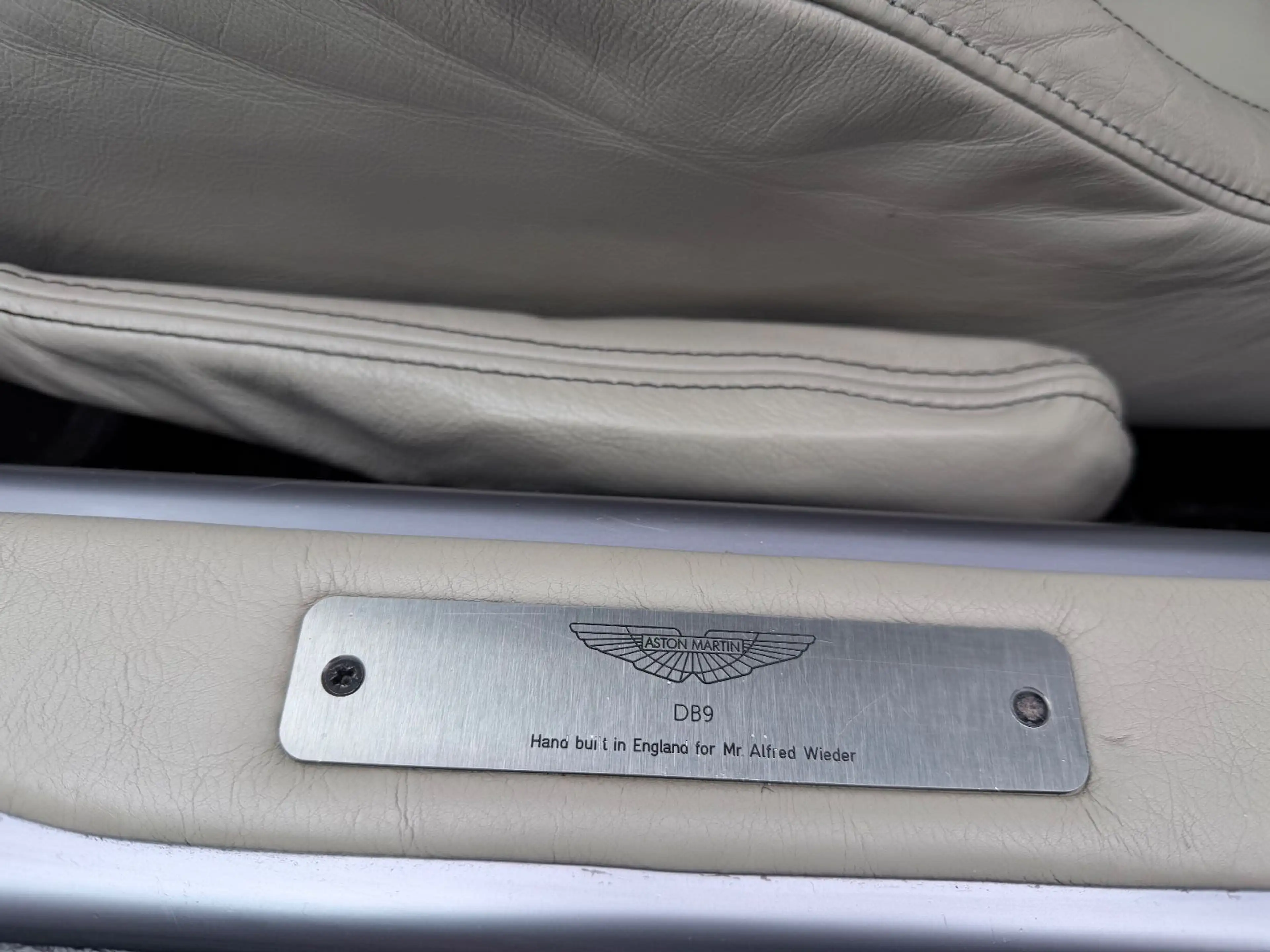 Aston Martin DB9 — photo 13