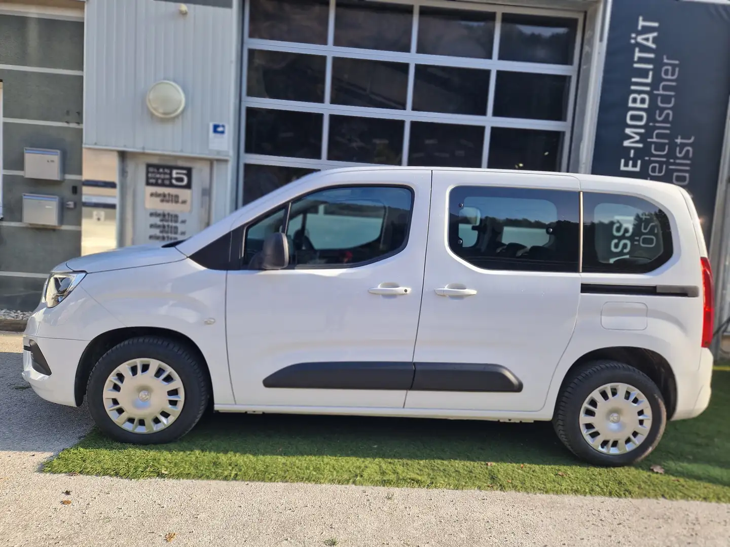 Opel Combo e Edition plus e-life 50kWh ab 22.491 netto (-20%) Weiß - 1