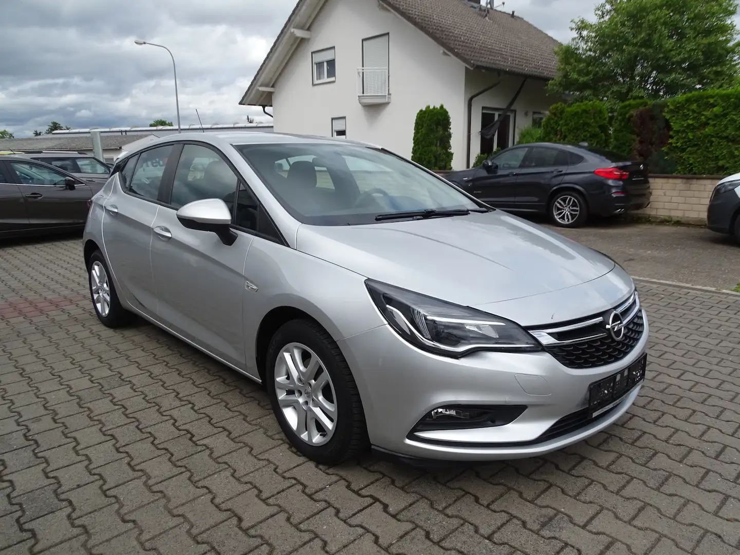 Opel Astra 1,6 CDTI Edition Start/Stop Klima, Servo, AHK Silber - 1
