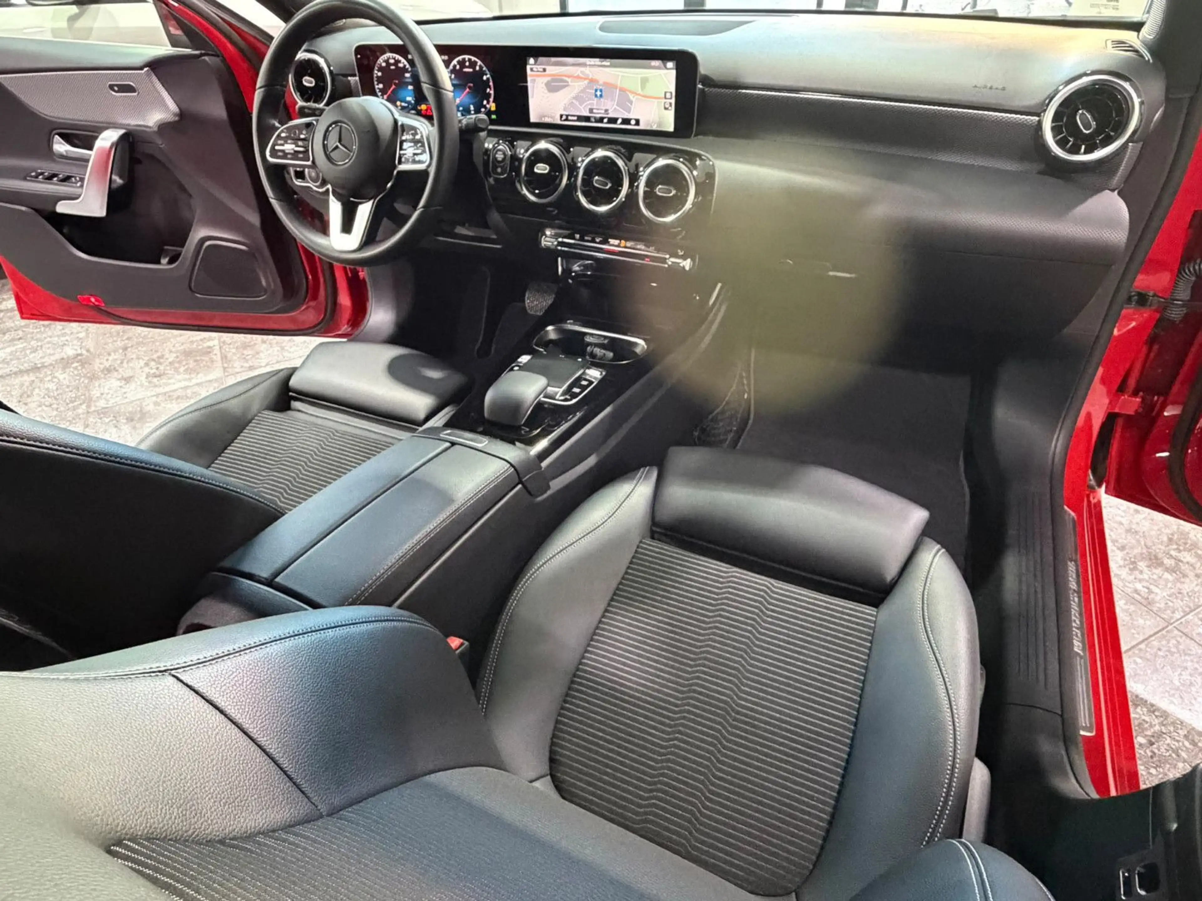 Mercedes-Benz A 200 *7G*WideS*T.Leder*Parkasy*Spurha*LED*M-Bux — photo 14