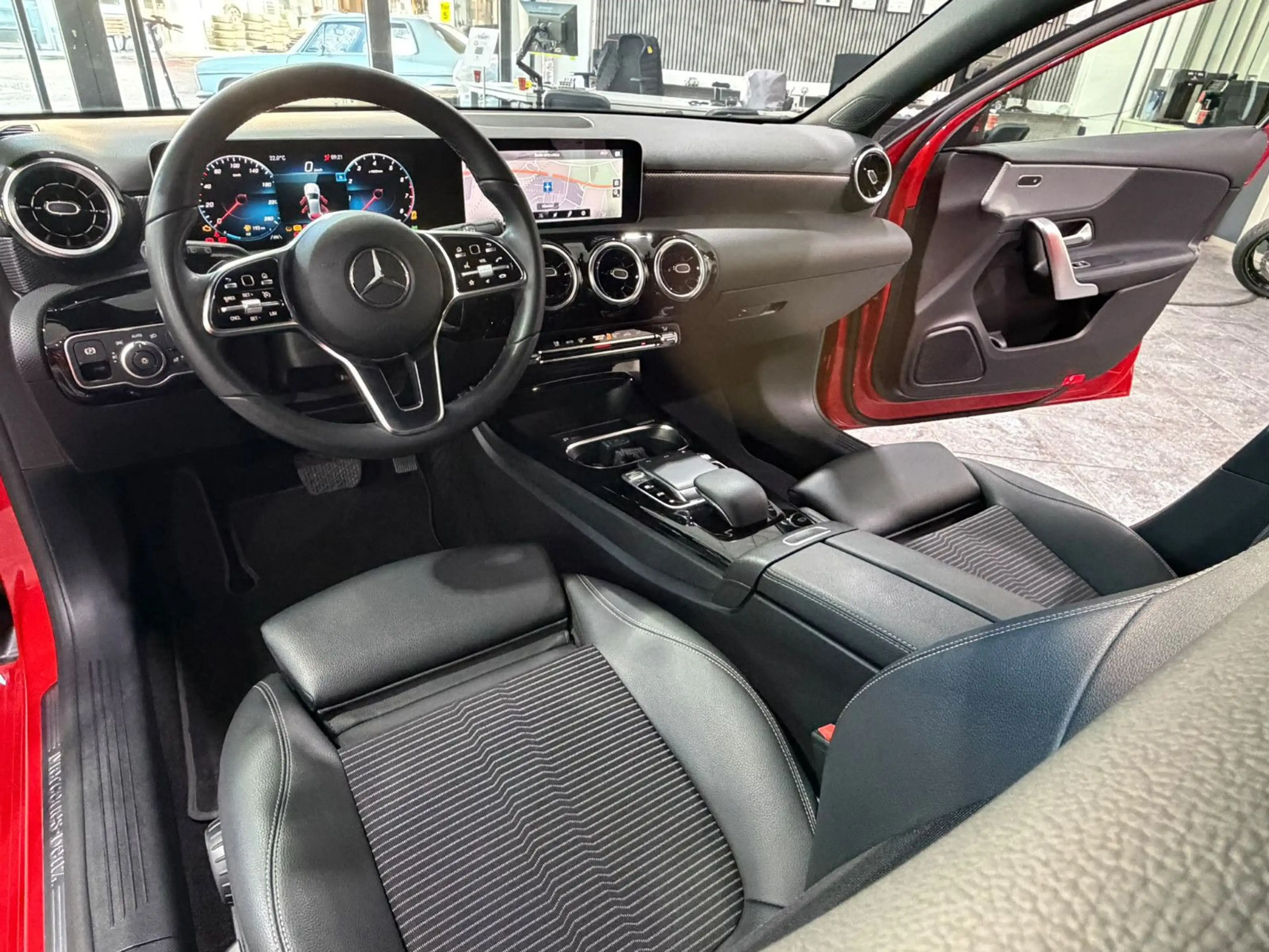 Mercedes-Benz A 200 *7G*WideS*T.Leder*Parkasy*Spurha*LED*M-Bux — photo 11