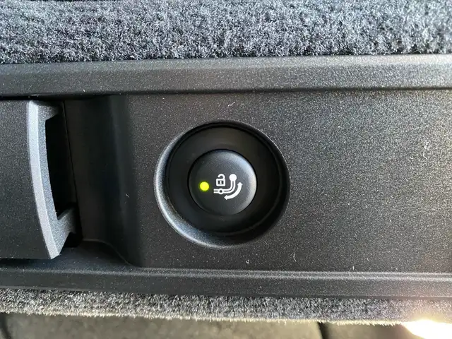 BMW 3 Series view 13