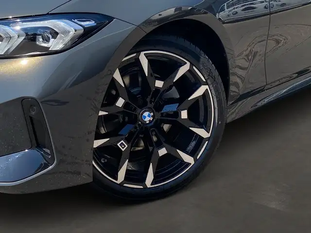 BMW 3 Series view 6