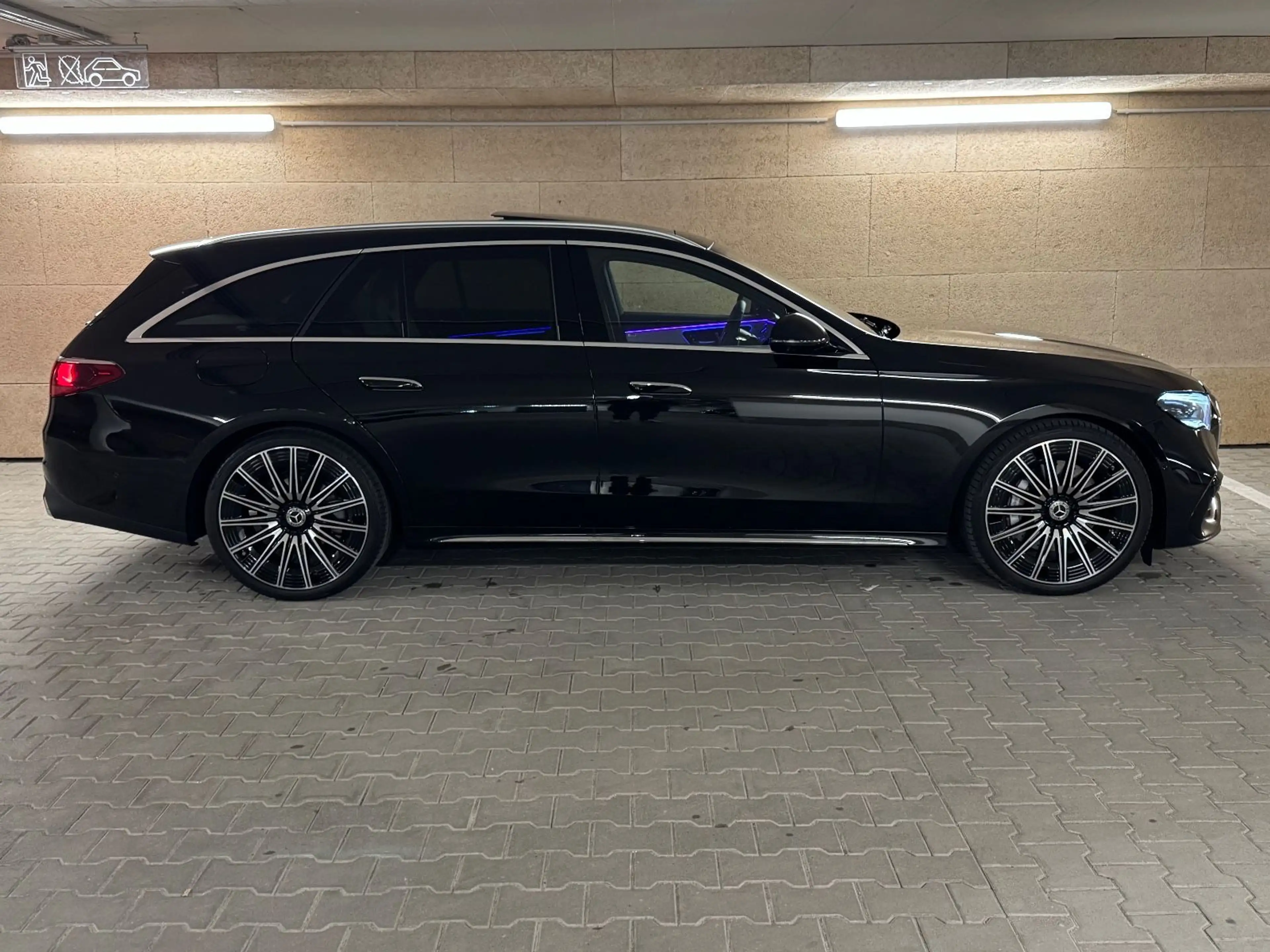 Mercedes-Benz E 220 d AMG SUPERSC DISTR+ 360° PANO 4D MEMO 21" — photo 11