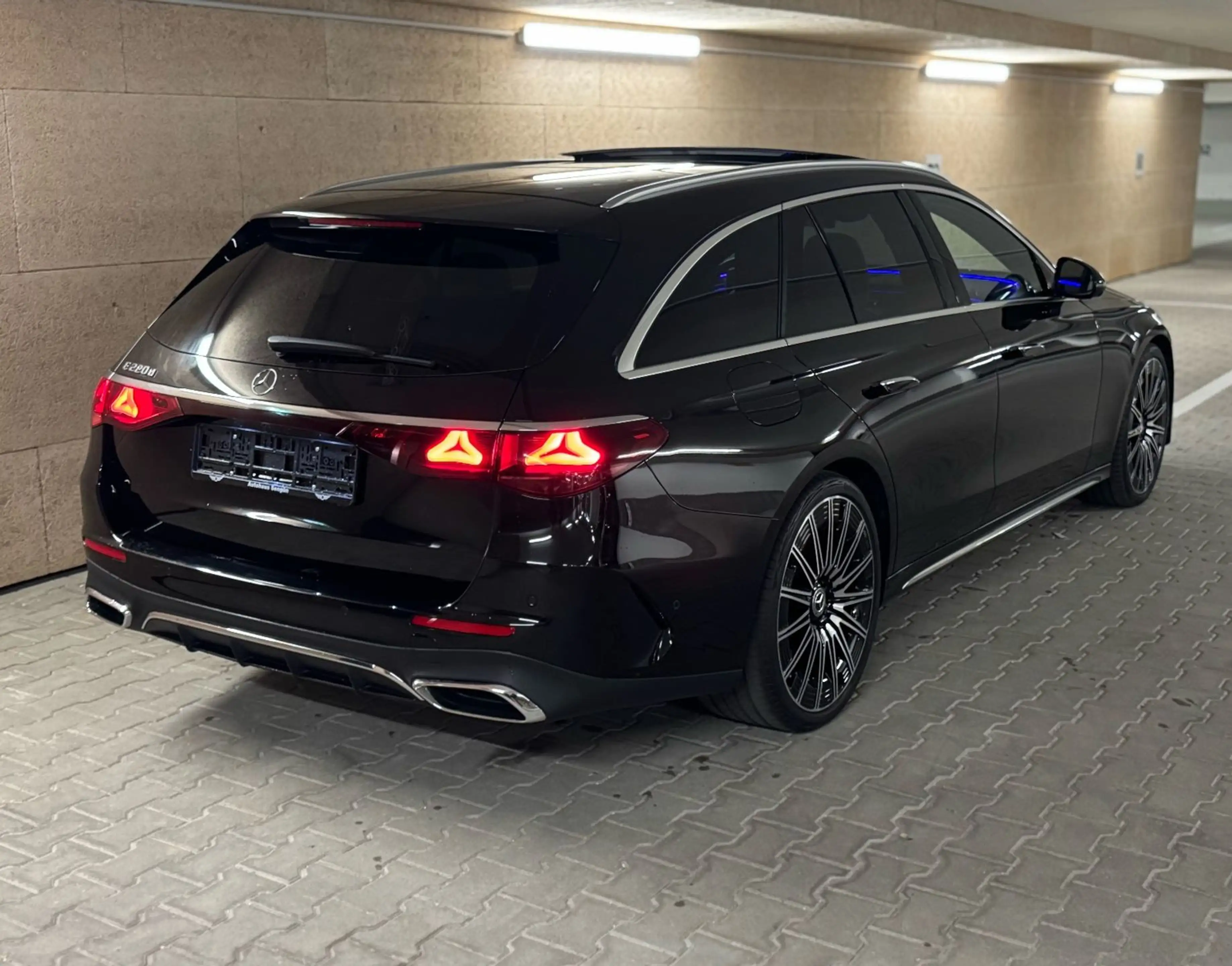 Mercedes-Benz E 220 d AMG SUPERSC DISTR+ 360° PANO 4D MEMO 21" — photo 3