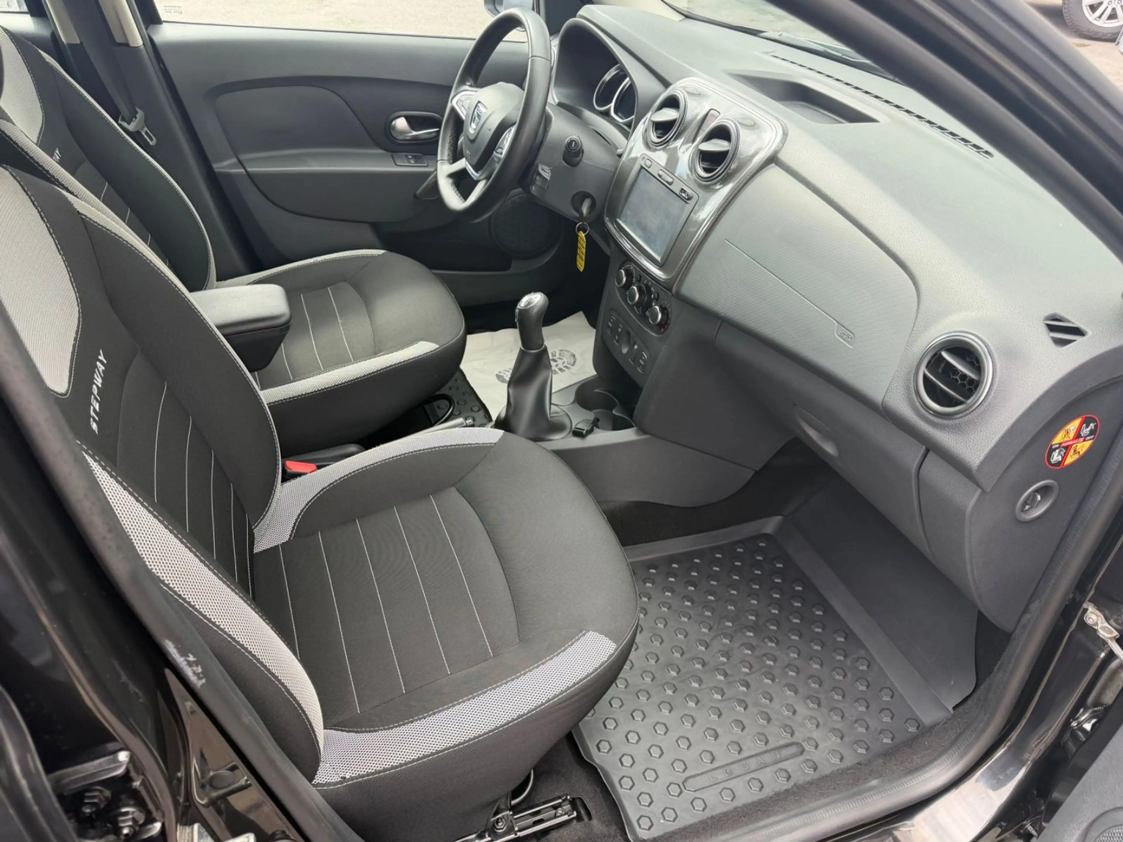 Dacia Logan MCV II Kombi Stepway — photo 8