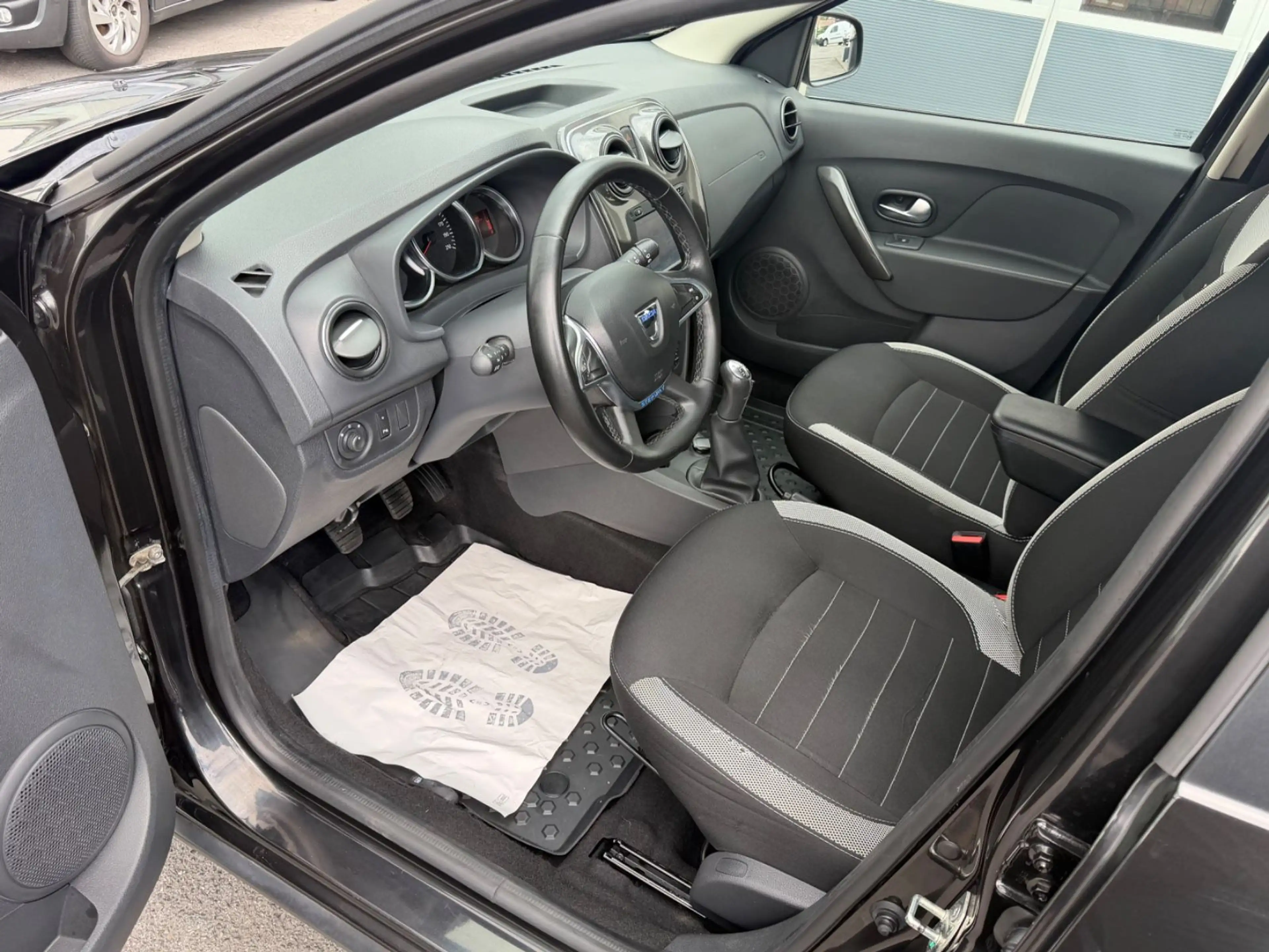 Dacia Logan MCV II Kombi Stepway — photo 14