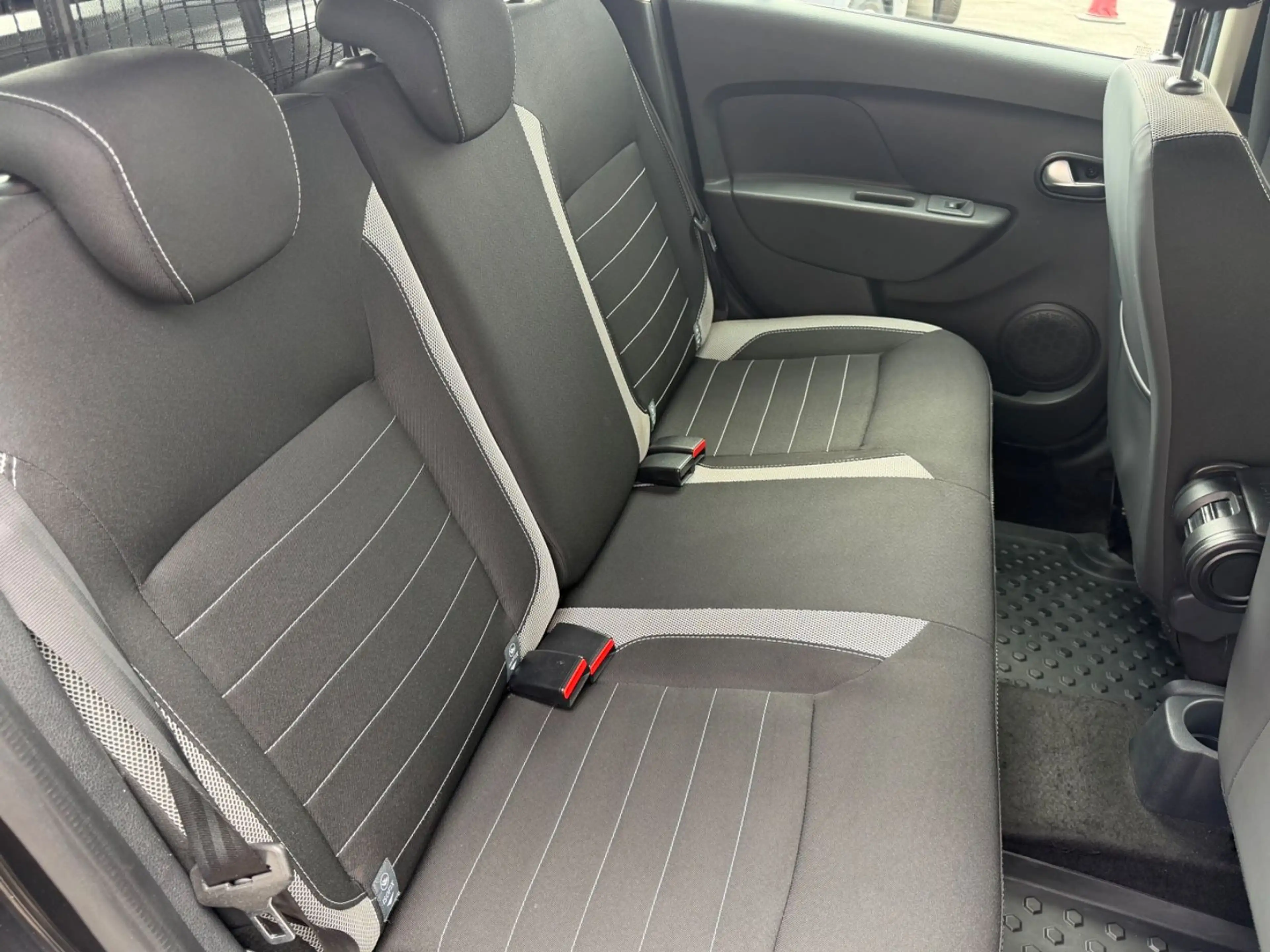 Dacia Logan MCV II Kombi Stepway — photo 9