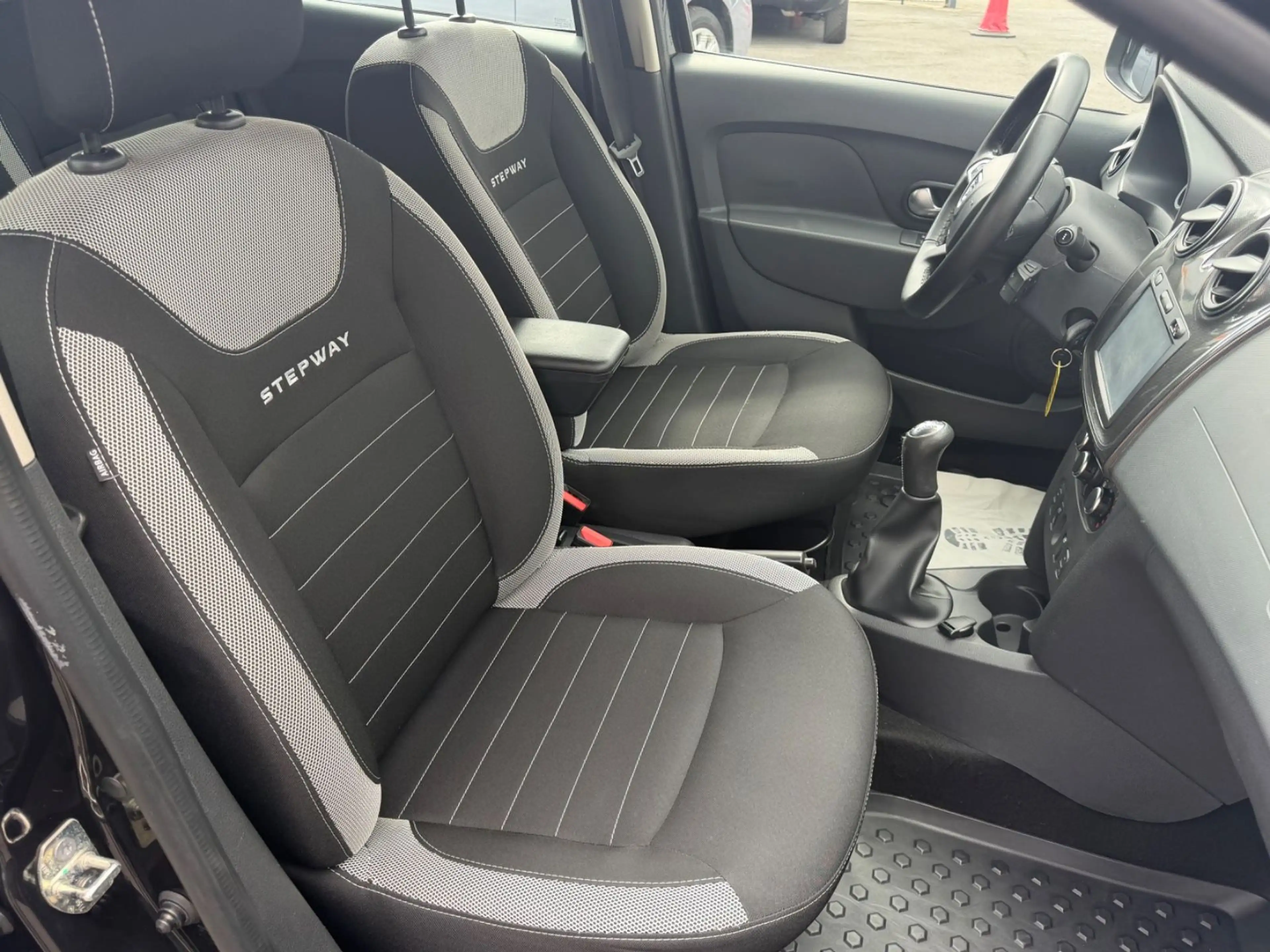Dacia Logan MCV II Kombi Stepway — photo 7