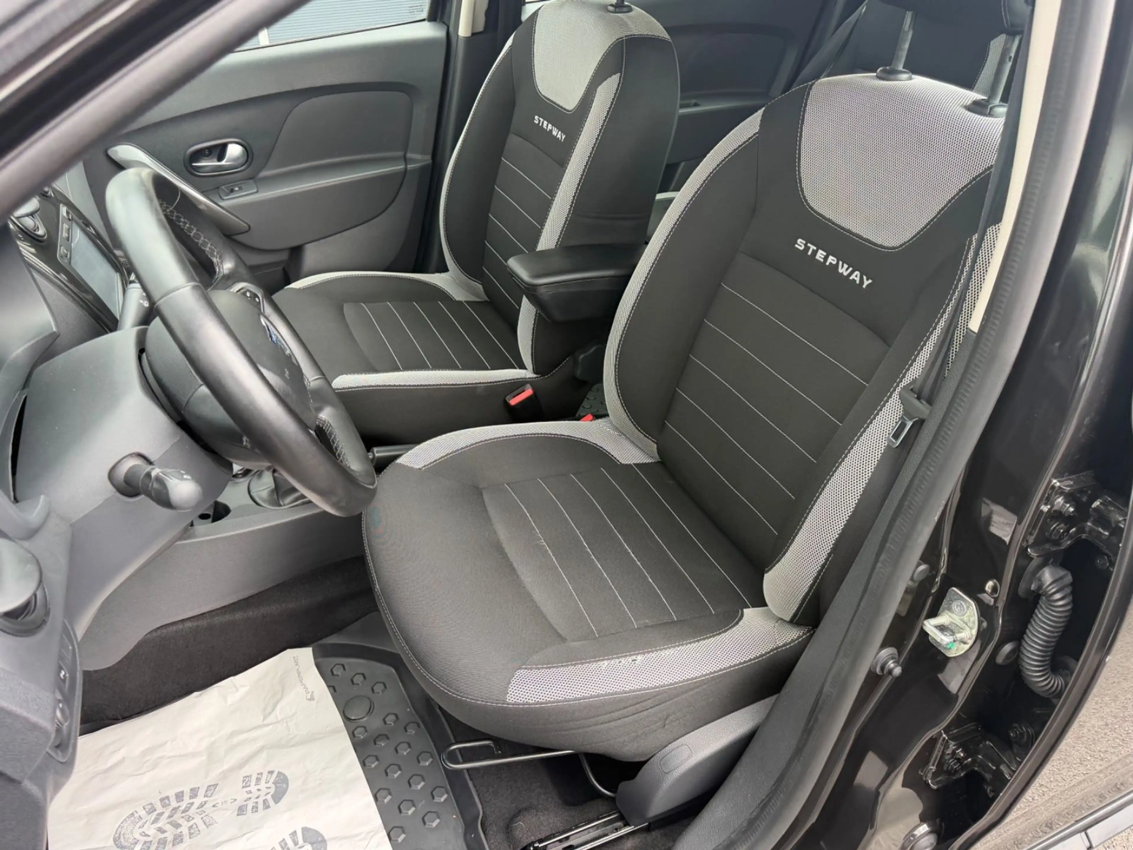 Dacia Logan MCV II Kombi Stepway — photo 13