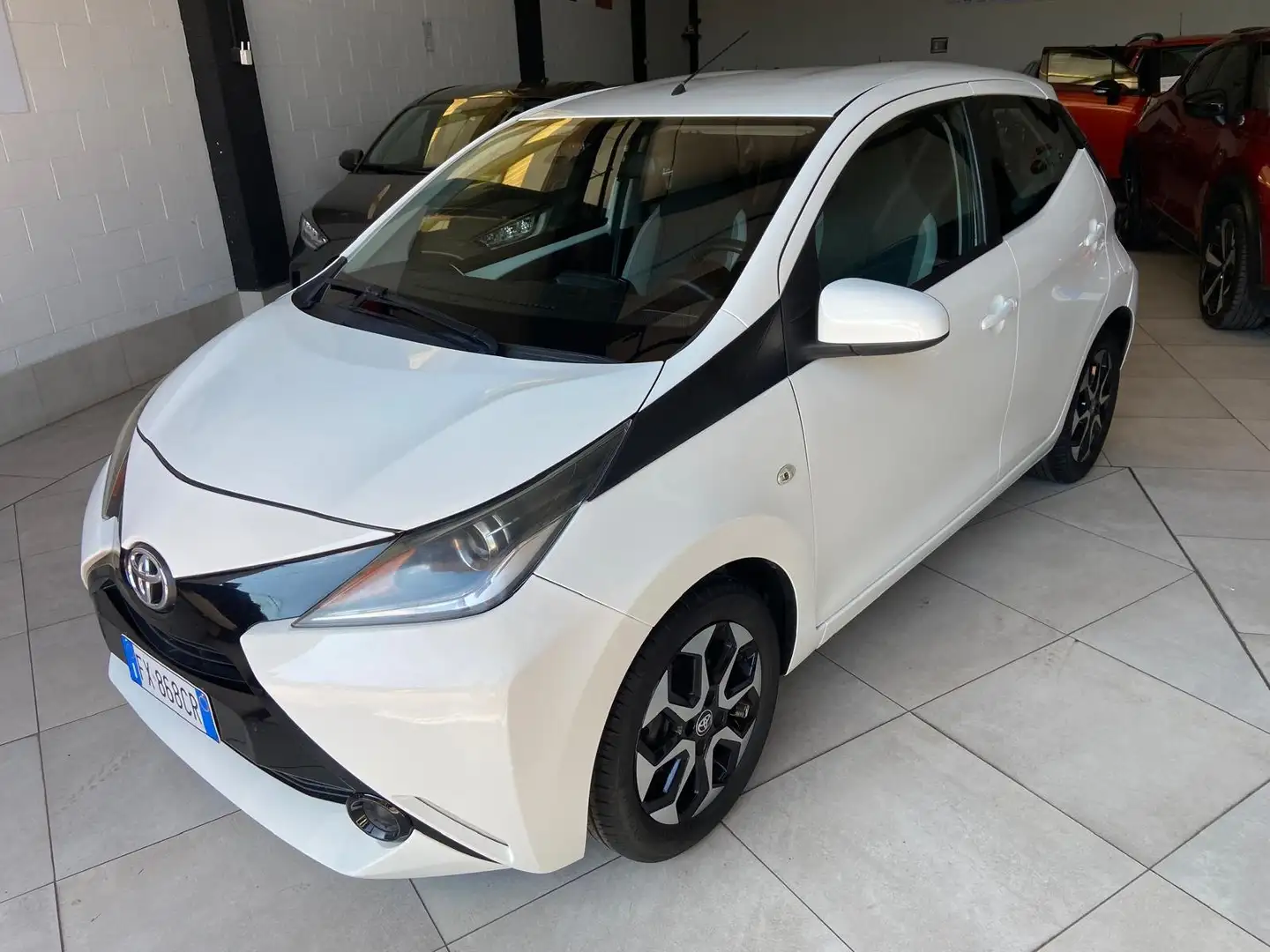 Toyota Aygo 5p 1.0 x-black tss NEOPATENTATI Blanco - 2