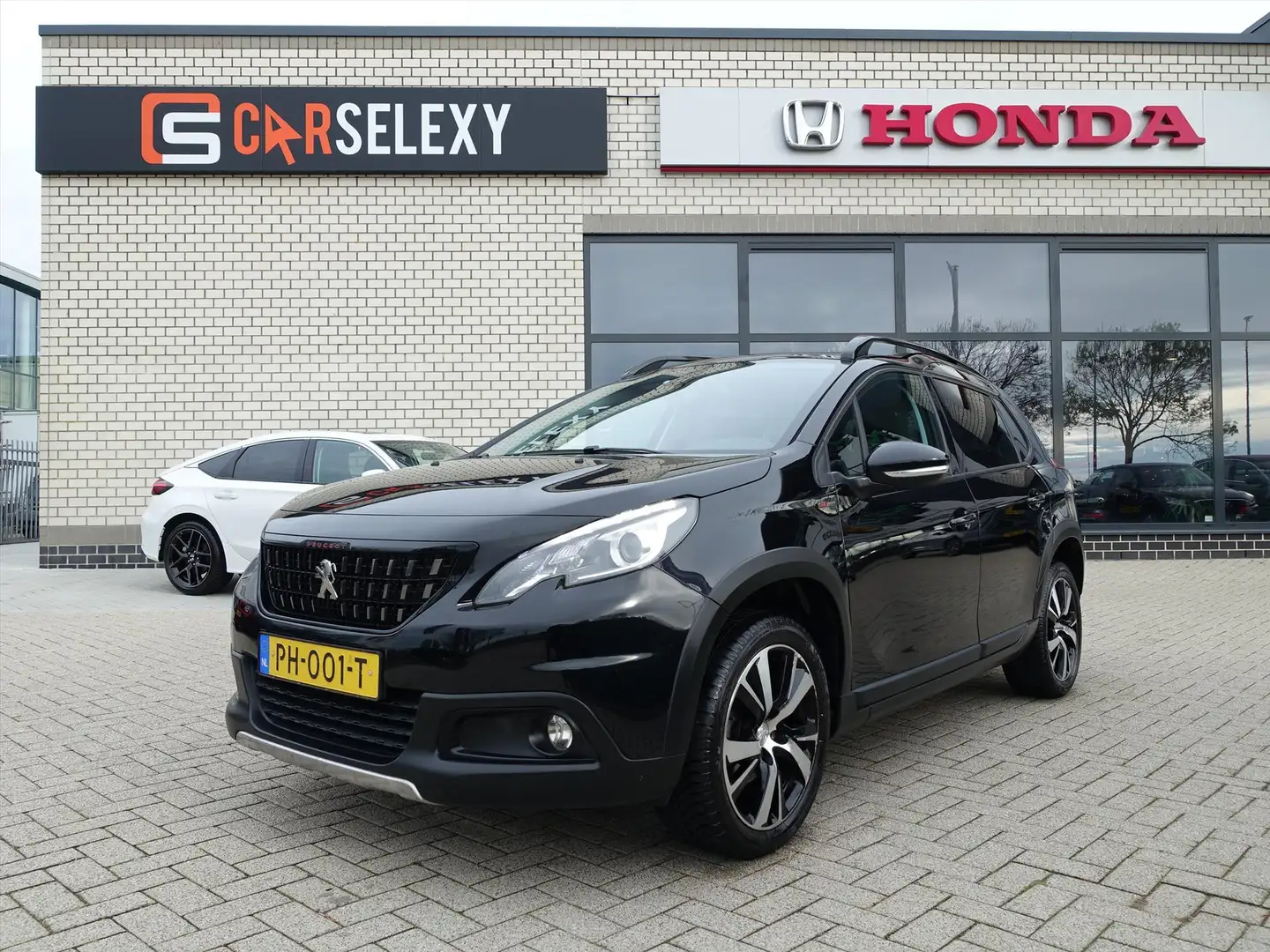 Peugeot 2008 1.2 PureTech 110pk GT-Line Navigatie + Achteruitri Zwart - 1