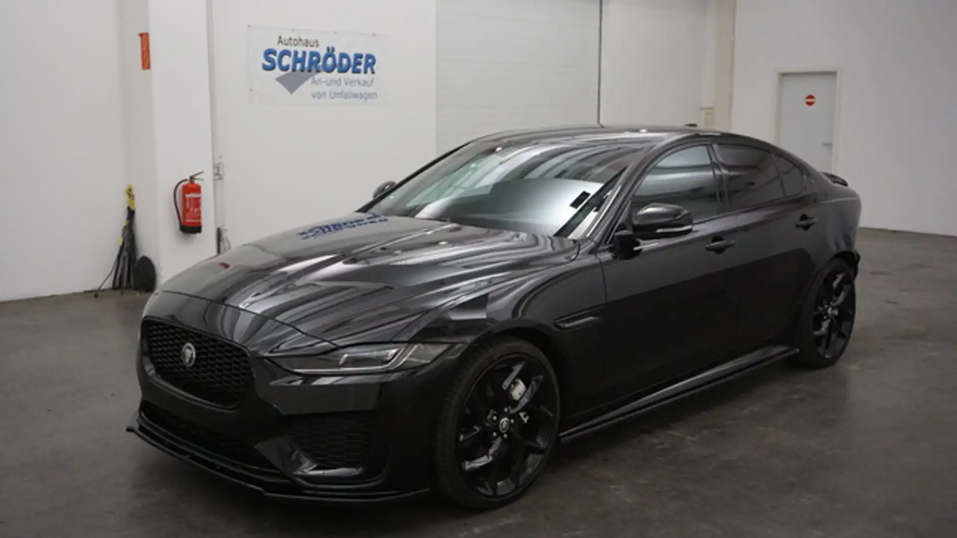 Jaguar XE 300 Sport AWD Aut. *HUD*360°-K*MERIDIAN* Zwart - 2