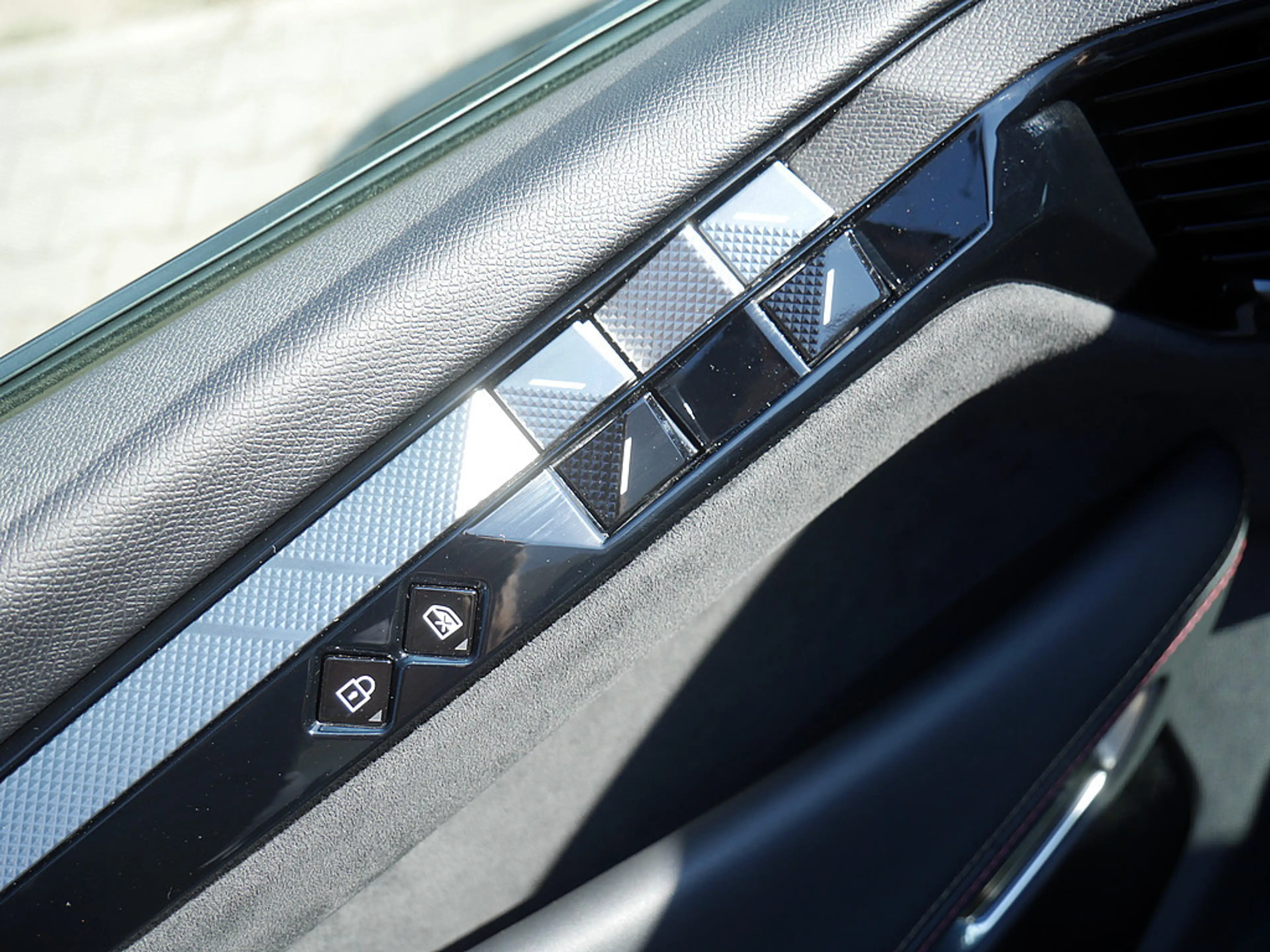 DS Automobiles DS 4 E-TENSE 225 Performance Line + ACC LED — photo 11