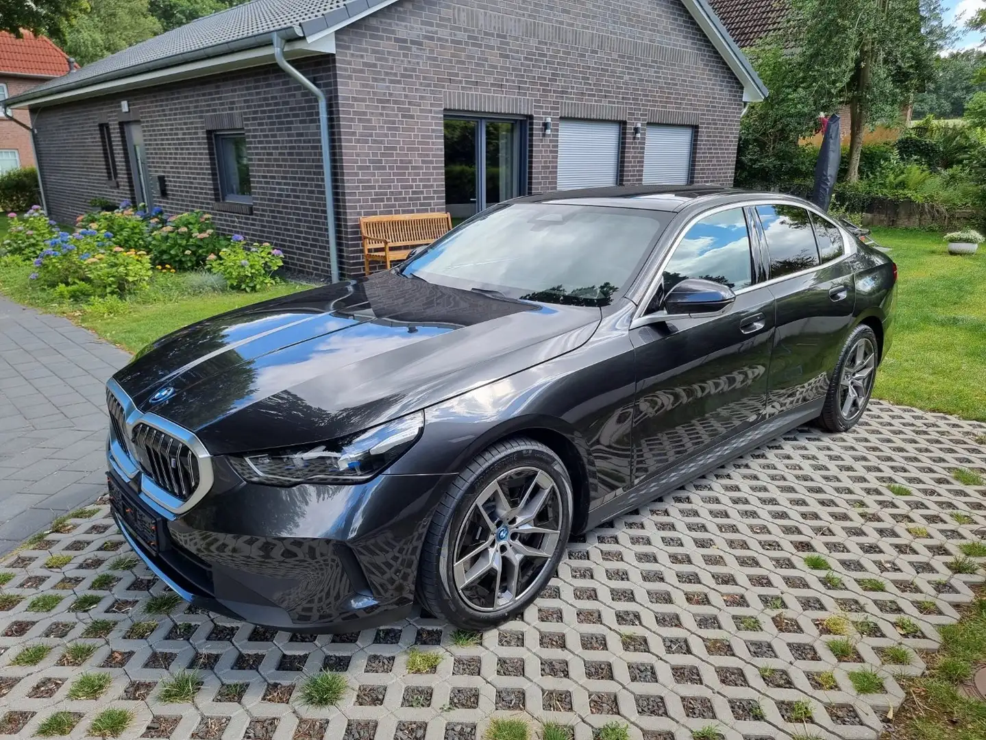 BMW i5 eDrive 40 - 360° Kamera, HUD, Panoramadach Grijs - 1