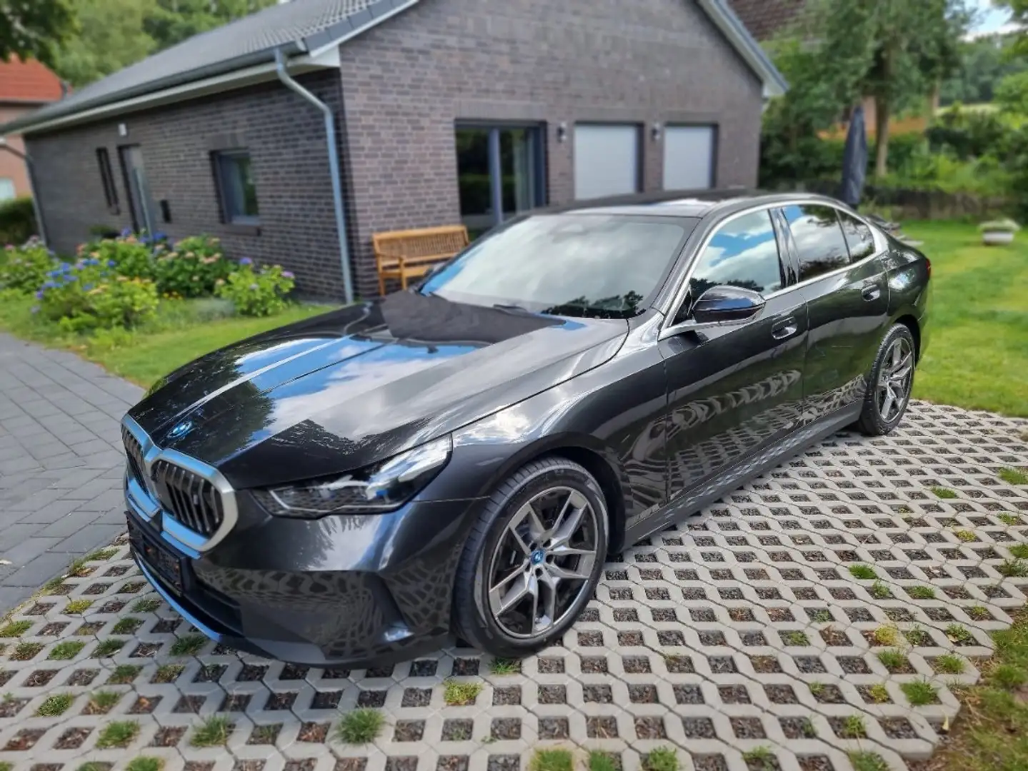 BMW i5 eDrive 40 - 360° Kamera, HUD, Panoramadach Grijs - 2