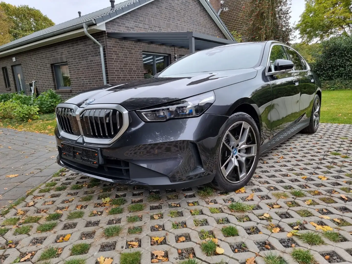 BMW i5 eDrive 40 - 360° Kamera, HUD, Panoramadach Grijs - 2