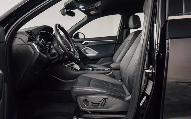 Audi Q3 view 12