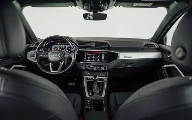 Audi Q3 view 15