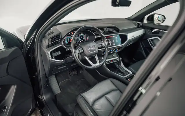 Audi Q3 view 16