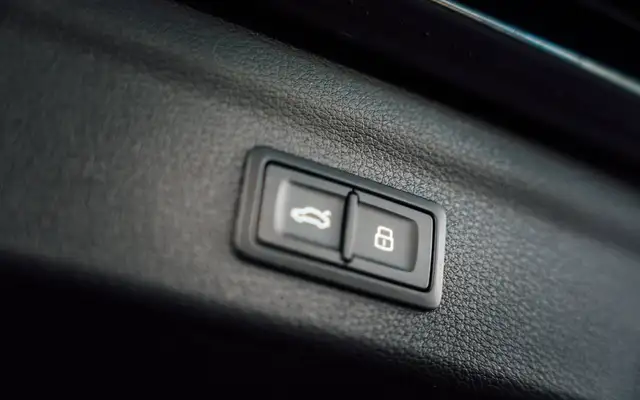 Audi Q3 view 8