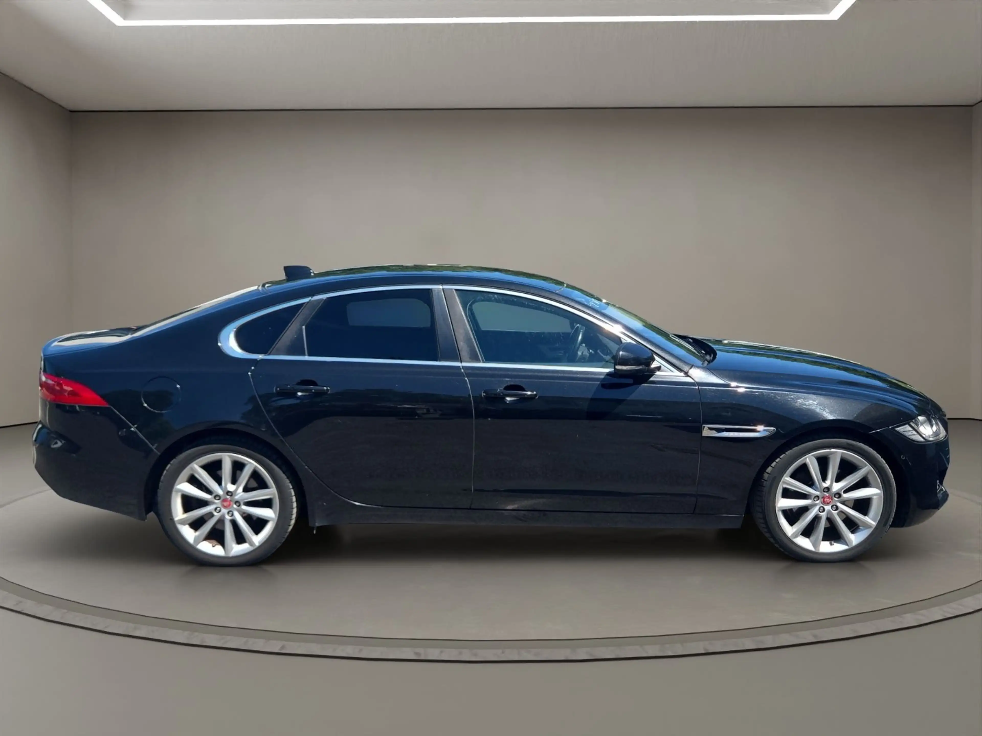 Jaguar XF Prestige 2.0D Leder/e-Sitze/Kamera+PDC/HeadUp — photo 4
